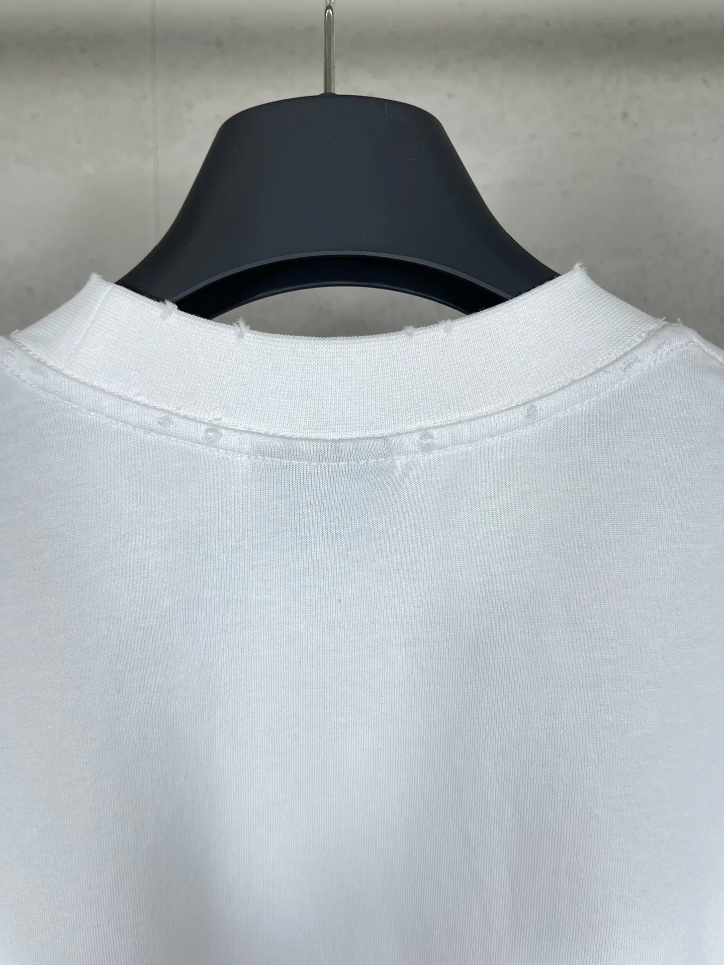 🅿️220 Detailed picture [Top version. Official website quality] BALENCI*GA/Paris BALENCI*GA#2024 latest model, Paris classic letters and large LOGO embroidery. Brick cabinet sync. The first genuine product was developed, with over 200,000 stitches of counter-position embroidery on the chest. Welcome to compare! The fabric is made of Paris ZP custom-woven and dyed 100% cotton double-yarn compact cotton. The weight is 260 grams. The cloth surface is clean. The cloth pattern is clear. It is soft and comfortable. It has good color fastness and is not easy to change color. The threads are woven and dyed with no color difference. The embroidery is done using imported Tajima embroidery machines. Super W needle thread embroidery, accurate positioning, three-dimensional effect, clear lines. No burrs and miscellaneous threads, ultra-high craftsmanship embroidery. The version adopts OS loose shoulder design. Same style for men and women. Code: BL225010 Color: black, white. Size: XS S M L