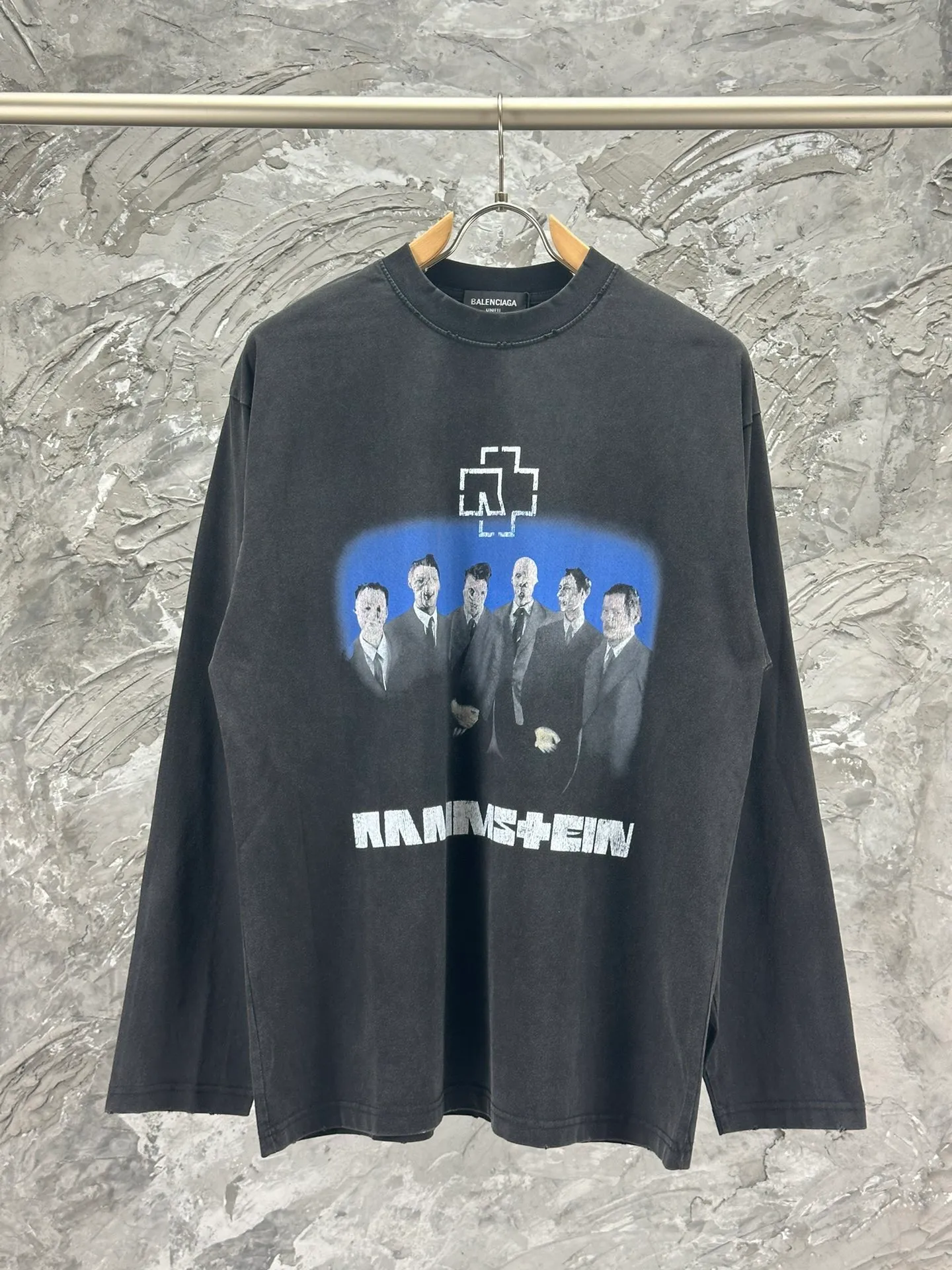 🅿️270 - BALENCI*GA 24s Paris Rammstein band co-branded long-sleeve. The fabric is made of Paris ZP custom-woven and dyed double-yarn pure cotton fabric 280g. The threads are custom-woven and dyed without color difference. The classic LOGO pattern on the front and back is made of Kornit direct-injection. Letter pull cracking process. Ready-to-wear wash. Two high-temperature styling washes. Os dropped shoulder loose version, same style for men and women! ! -Color: washed black -SIZE: XS S M L style number 8629#