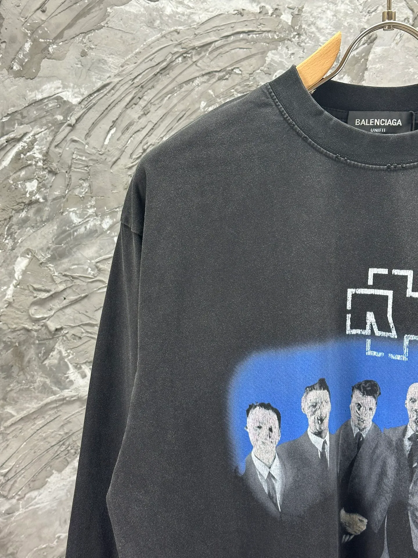 🅿️270 - BALENCI*GA 24s Paris Rammstein band co-branded long-sleeve. The fabric is made of Paris ZP custom-woven and dyed double-yarn pure cotton fabric 280g. The threads are custom-woven and dyed without color difference. The classic LOGO pattern on the front and back is made of Kornit direct-injection. Letter pull cracking process. Ready-to-wear wash. Two high-temperature styling washes. Os dropped shoulder loose version, same style for men and women! ! -Color: washed black -SIZE: XS S M L style number 8629#