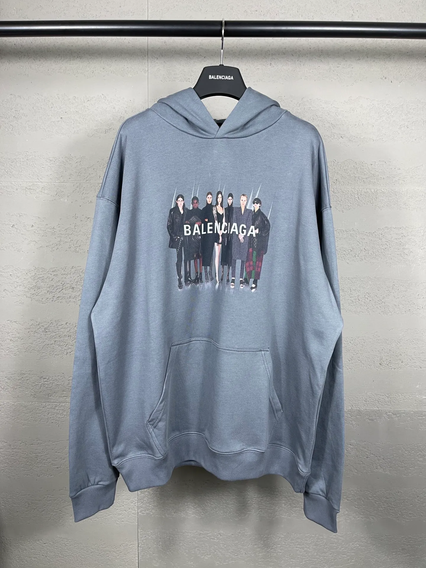 🅿️310 real photos [Top version. Official website quality] BALENCI*GA/Paris. Classic style. 22SS#BALENCI*GA# Portrait band direct-printed hooded sweatshirt. Brick cabinet synchronization. The fabric is made of Paris ZP custom-woven and dyed cotton sweatshirt. The weight is 450 grams, the cloth surface is clean. The cloth pattern is clear, soft and comfortable. The threads are woven and dyed with no color difference. The classic pattern is printed with Kornit direct-injection printing, which has no hand feel and a three-dimensional effect, restoring the brick cabinet. The version adopts the OS loose shoulder version. Same style for men and women. Code: BL238055 Color: Black. White. Medium gray Size: XS S M L
