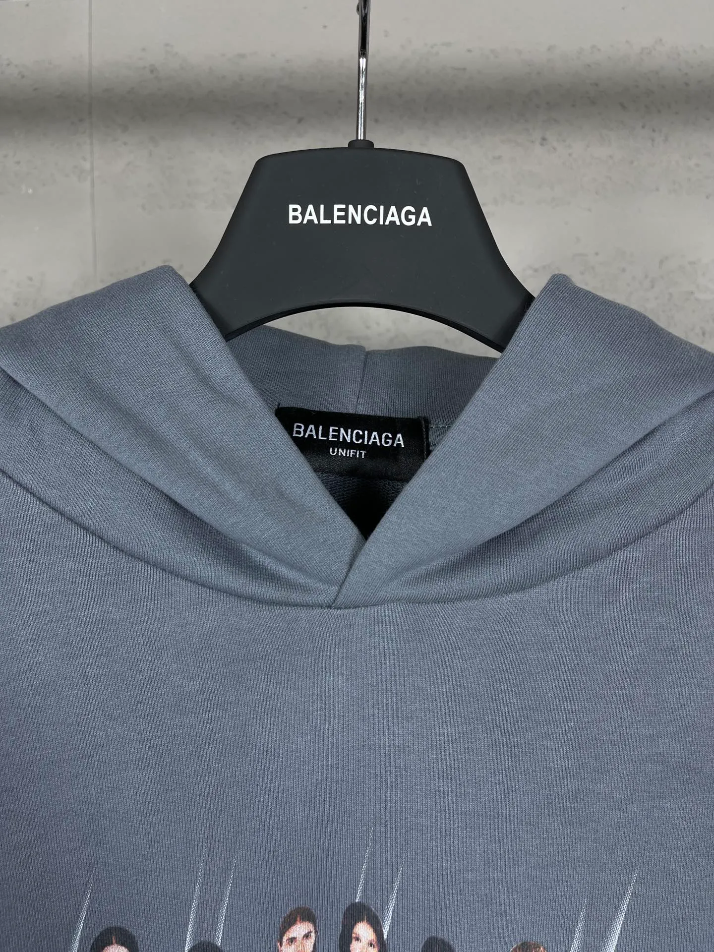 🅿️310 real photos [Top version. Official website quality] BALENCI*GA/Paris. Classic style. 22SS#BALENCI*GA# Portrait band direct-printed hooded sweatshirt. Brick cabinet synchronization. The fabric is made of Paris ZP custom-woven and dyed cotton sweatshirt. The weight is 450 grams, the cloth surface is clean. The cloth pattern is clear, soft and comfortable. The threads are woven and dyed with no color difference. The classic pattern is printed with Kornit direct-injection printing, which has no hand feel and a three-dimensional effect, restoring the brick cabinet. The version adopts the OS loose shoulder version. Same style for men and women. Code: BL238055 Color: Black. White. Medium gray Size: XS S M L