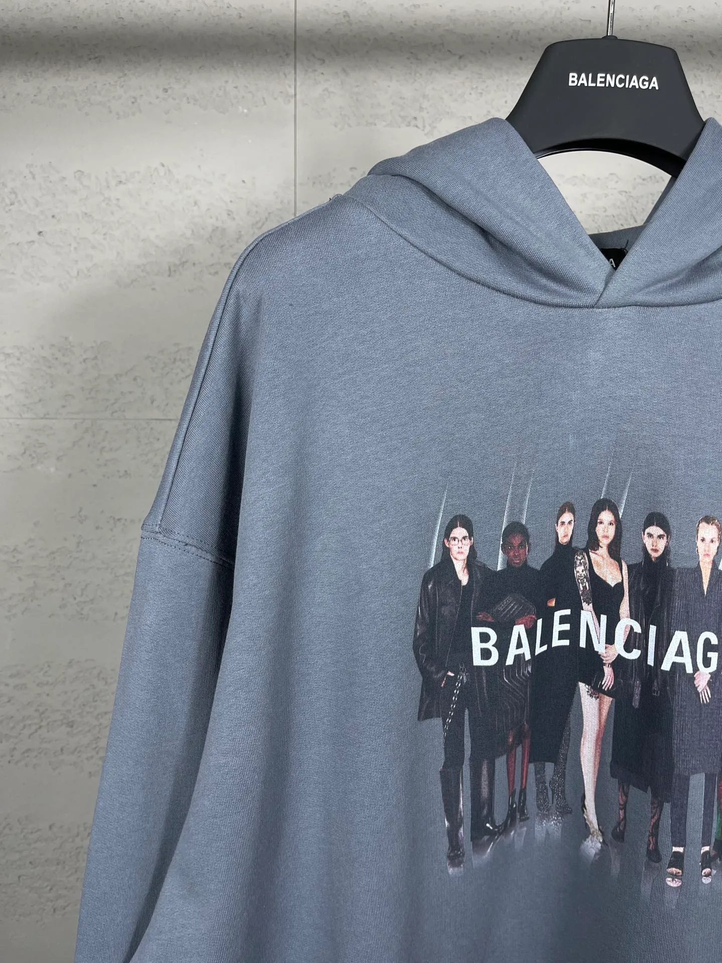 🅿️310 real photos [Top version. Official website quality] BALENCI*GA/Paris. Classic style. 22SS#BALENCI*GA# Portrait band direct-printed hooded sweatshirt. Brick cabinet synchronization. The fabric is made of Paris ZP custom-woven and dyed cotton sweatshirt. The weight is 450 grams, the cloth surface is clean. The cloth pattern is clear, soft and comfortable. The threads are woven and dyed with no color difference. The classic pattern is printed with Kornit direct-injection printing, which has no hand feel and a three-dimensional effect, restoring the brick cabinet. The version adopts the OS loose shoulder version. Same style for men and women. Code: BL238055 Color: Black. White. Medium gray Size: XS S M L