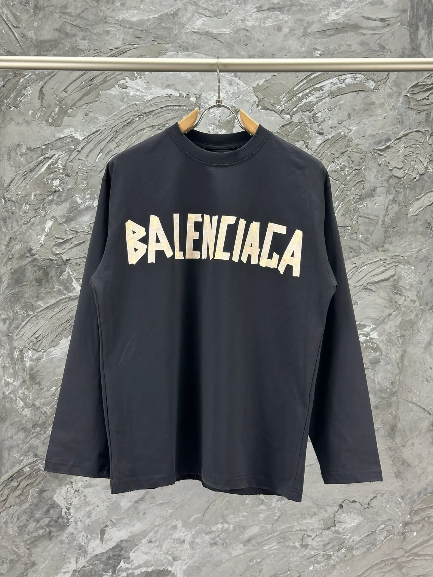 🅿️250 - BALENCI*GA Paris tape series printed washed distressed long sleeves. The fabric is made of 280g Paris-specific double yarns * high weight 1:1 double yarn rib. The front and rear panels are made of imported Kornit machine direct-injection printing technology. Old-fashioned + multi-position cutting and wear-making process. Two high-temperature shaping washes. os dropped shoulders, loose version, same style for men and women -Color: off-white, iron gray, burgundy, green, black blue, fog blue -SIZE: XS S M L style number 8602#