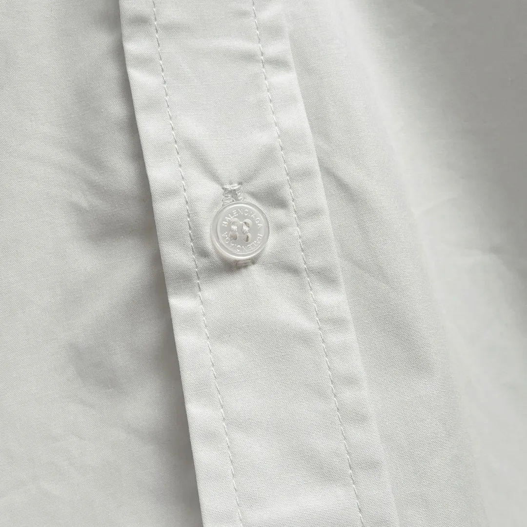 🅿️220 BALENCIAGA/Balenciaga early autumn thick plate printed shirt. Customized classic 40-count plain weave imitation Tencel Paris shirt fabric. Loose version. Three-dimensional upper body. Smooth and natural lines. From shoulder line to waistline to hem. Smooth transition of lines. No unnecessary folds or accumulation. The whole body is neat and stretched. Customized Paris logo engraved button. Patch pocket design on the left side of the chest. Matched with balenciaga imported thick glue printing embellishment on the back panel. The printing fits perfectly with the fabric. There will be no problems such as color fading, peeling off, etc. Size: S M L XL