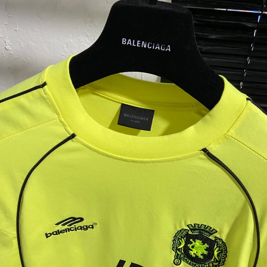🅿️250 8151# Real photos Top version [[BALENCIA*GA] Official website quality Paris new joint football jersey long-sleeved T-shirt OS version Loose dropped shoulders Unisex style Fabric: 260g 100% cotton double yarn Process: Front and rear panel printing Front panel embroidery Garment washing Shape solid Color: Black White Pink Red Fluorescent Yellow Size: XS S M L