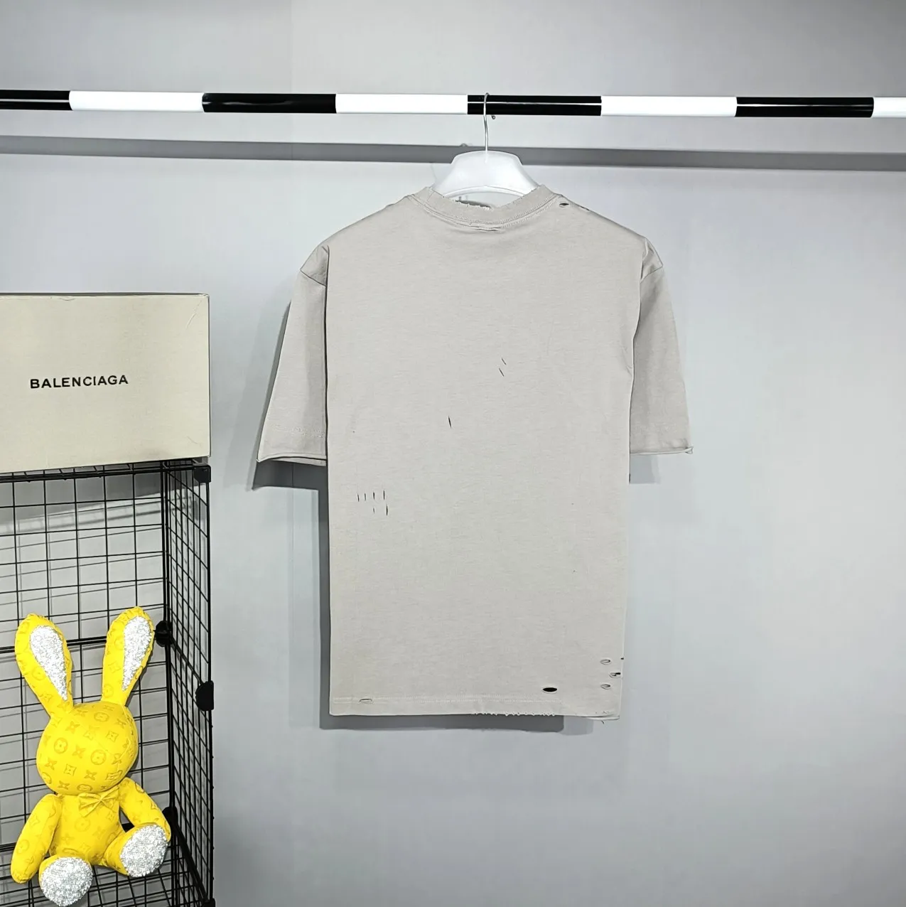 [Top tested version] BALENCIAGA 22S early spring new fashion hole phantom mosaic blurred letters loose short-sleeved T-shirt for men and women. Customized original version of 230g 32-count double-ply fabric. The fabric density is extremely high. The chest is printed with digital direct injection, which has a blurry mathematical pattern dizzy effect. It restores the hazy gradient phantom printing of the English "Balenciaga" on the chest without any difference. The intercalated gray is a yarn-dyed fabric, and the yarn is dyed first and then woven. Feel free to compare.  The fabric necklines are all artificially drilled and distressed by hand. There are laser holes on the chest and back to ensure that the fabric will not wrinkle or deform when holes are made.  Size: XS-L P: 250