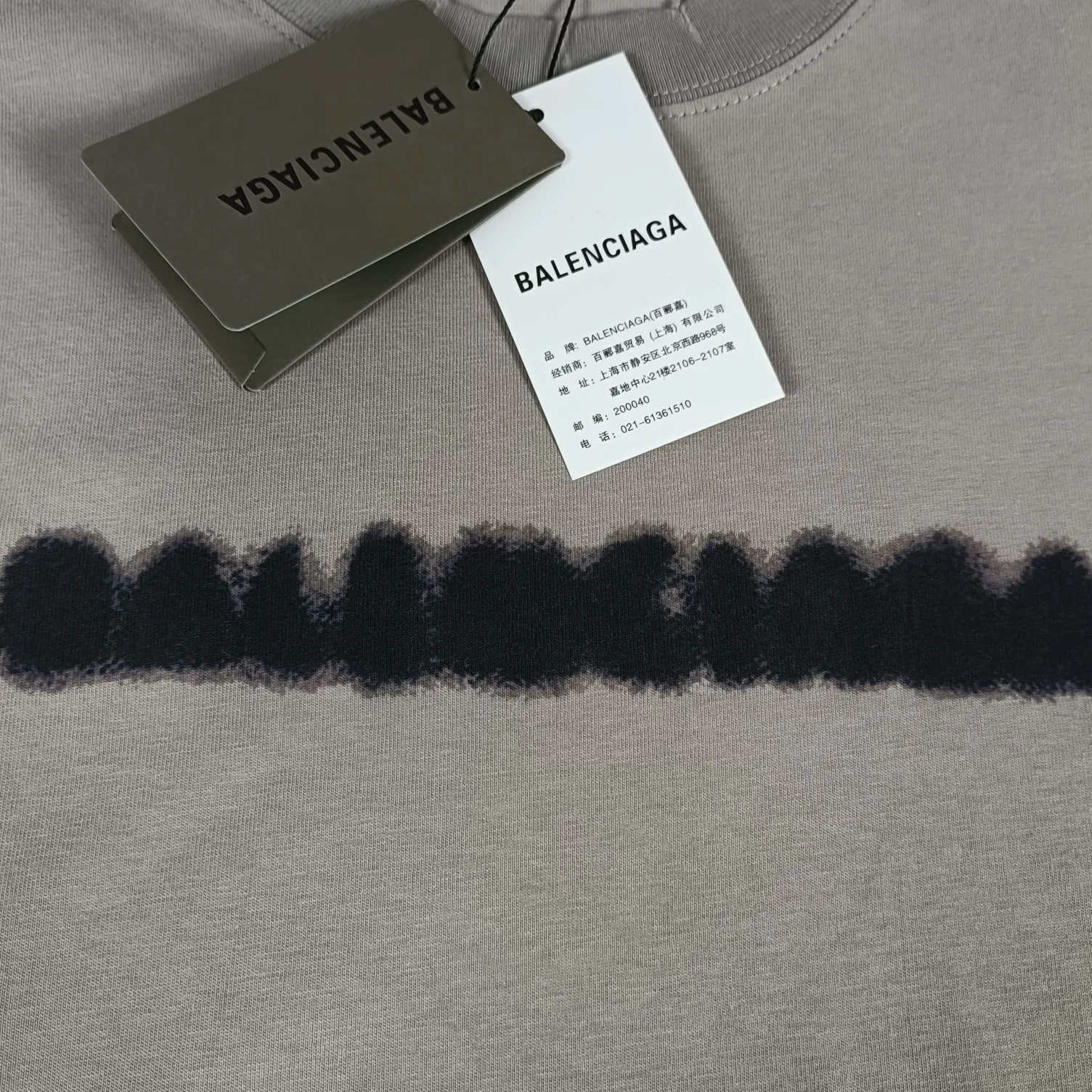 [Top tested version] BALENCIAGA 22S early spring new fashion hole phantom mosaic blurred letters loose short-sleeved T-shirt for men and women. Customized original version of 230g 32-count double-ply fabric. The fabric density is extremely high. The chest is printed with digital direct injection, which has a blurry mathematical pattern dizzy effect. It restores the hazy gradient phantom printing of the English "Balenciaga" on the chest without any difference. The intercalated gray is a yarn-dyed fabric, and the yarn is dyed first and then woven. Feel free to compare.  The fabric necklines are all artificially drilled and distressed by hand. There are laser holes on the chest and back to ensure that the fabric will not wrinkle or deform when holes are made.  Size: XS-L P: 250