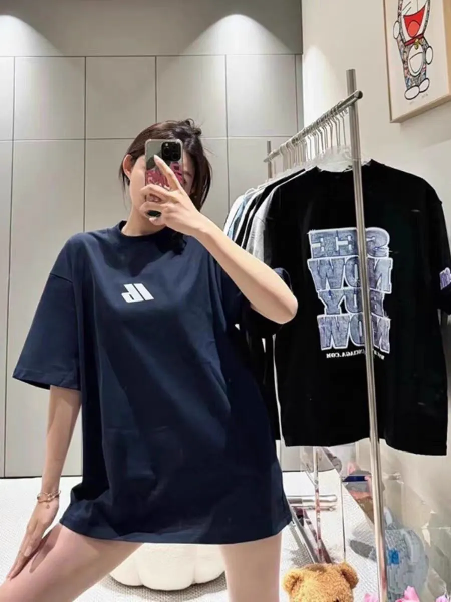 ♻️💯Refer to the model picture for the upper body❤️The top version of Balenciaga 24SS new reflective logo printing short-sleeved T-shirt. The fabric is made of 32-count 260g combed cotton. It is soft to the touch and skin-friendly. It does not pill or fade. 🤑Full set of customized accessories. The original shell film is customized. The threads are dyed with no color difference. The classic logo is printed with 3M reflective three-dimensional printing. The writing is clear and the effect is three-dimensional. The logo will also reflect when you go out for a walk at night. I feel like a star 😍 The fit is loose and I don’t care about my body shape. Whoever wears it will look better. Simple and fashionable. Recommended to all friends who like comfort and taste. Size: XS-L Color: Black P: 260
