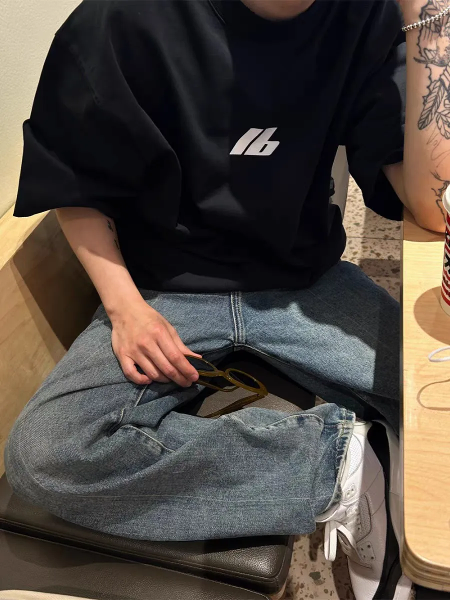 ♻️💯Refer to the model picture for the upper body❤️The top version of Balenciaga 24SS new reflective logo printing short-sleeved T-shirt. The fabric is made of 32-count 260g combed cotton. It is soft to the touch and skin-friendly. It does not pill or fade. 🤑Full set of customized accessories. The original shell film is customized. The threads are dyed with no color difference. The classic logo is printed with 3M reflective three-dimensional printing. The writing is clear and the effect is three-dimensional. The logo will also reflect when you go out for a walk at night. I feel like a star 😍 The fit is loose and I don’t care about my body shape. Whoever wears it will look better. Simple and fashionable. Recommended to all friends who like comfort and taste. Size: XS-L Color: Black P: 260