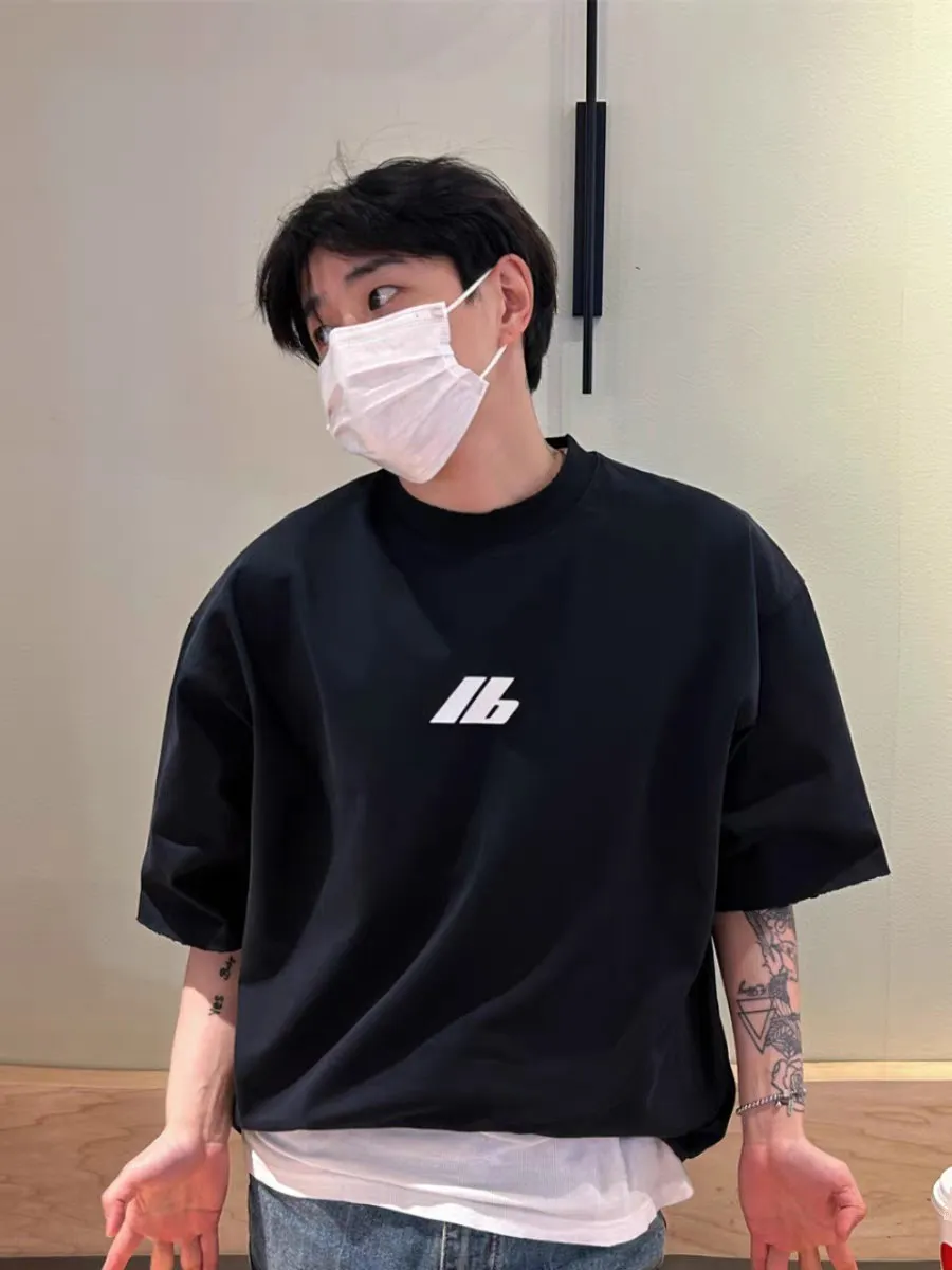 ♻️💯Refer to the model picture for the upper body❤️The top version of Balenciaga 24SS new reflective logo printing short-sleeved T-shirt. The fabric is made of 32-count 260g combed cotton. It is soft to the touch and skin-friendly. It does not pill or fade. 🤑Full set of customized accessories. The original shell film is customized. The threads are dyed with no color difference. The classic logo is printed with 3M reflective three-dimensional printing. The writing is clear and the effect is three-dimensional. The logo will also reflect when you go out for a walk at night. I feel like a star 😍 The fit is loose and I don’t care about my body shape. Whoever wears it will look better. Simple and fashionable. Recommended to all friends who like comfort and taste. Size: XS-L Color: Black P: 260