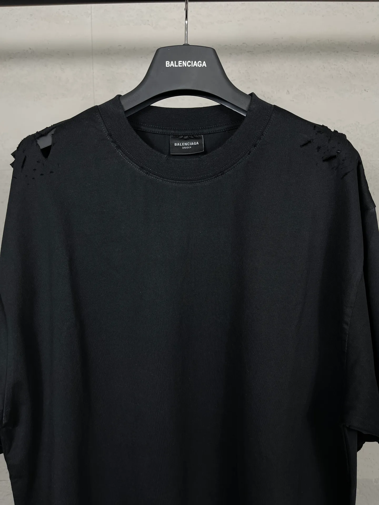 🅿️186 Actual pictures [Top version. Official website quality] BALENCI*GA/Paris. Back LOGO washed and worn series new T-shirt #2024 new style. The reverse stitching design is full of sense. The new LOGO crack printing is used on the back, and the ready-made clothes are washed and worn. Notice! ️This original version is made of reverse stitching, worn and washed to make it old. It is the normal practice in Jubie market #2024 spring and summer brick cabinet synchronization. Welcome to compare. The fabric is made of Paris ZP custom-woven and dyed cotton double yarn, with a weight of 260 grams. The cloth surface is clean. The cloth pattern is clear, soft and comfortable. The threads are dyed with no color difference. The classic letter LOGO is printed with imported environmentally friendly glue. The letters are clear and the effect is three-dimensional. Restore the brick cabinet, adopt OS loose shoulder style. Same style for men and women. Coding: BL223358 Color: black, pink (the price of pink is different) Size: XS to L
