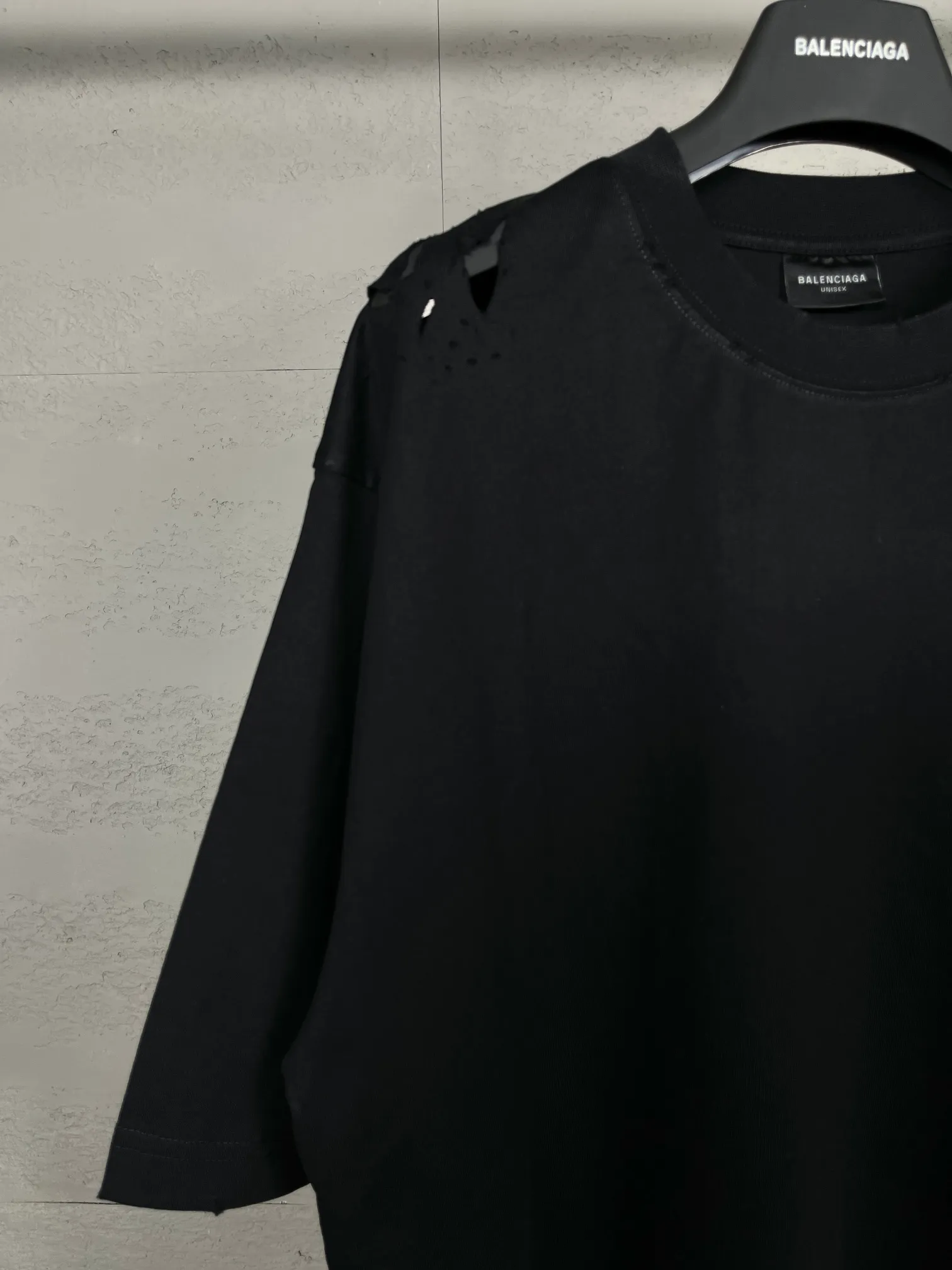 🅿️186 Actual pictures [Top version. Official website quality] BALENCI*GA/Paris. Back LOGO washed and worn series new T-shirt #2024 new style. The reverse stitching design is full of sense. The new LOGO crack printing is used on the back, and the ready-made clothes are washed and worn. Notice! ️This original version is made of reverse stitching, worn and washed to make it old. It is the normal practice in Jubie market #2024 spring and summer brick cabinet synchronization. Welcome to compare. The fabric is made of Paris ZP custom-woven and dyed cotton double yarn, with a weight of 260 grams. The cloth surface is clean. The cloth pattern is clear, soft and comfortable. The threads are dyed with no color difference. The classic letter LOGO is printed with imported environmentally friendly glue. The letters are clear and the effect is three-dimensional. Restore the brick cabinet, adopt OS loose shoulder style. Same style for men and women. Coding: BL223358 Color: black, pink (the price of pink is different) Size: XS to L