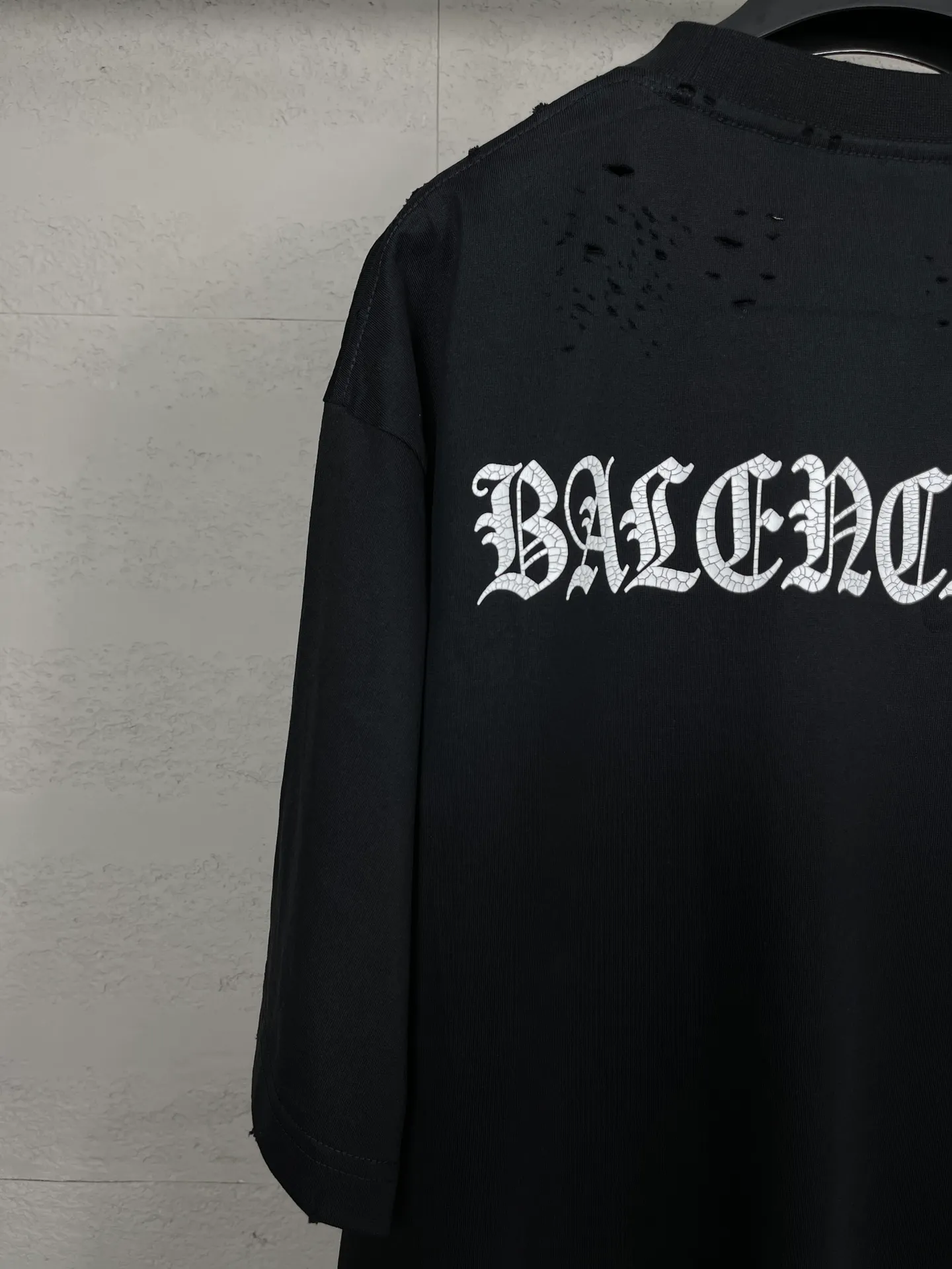 🅿️186 Actual pictures [Top version. Official website quality] BALENCI*GA/Paris. Back LOGO washed and worn series new T-shirt #2024 new style. The reverse stitching design is full of sense. The new LOGO crack printing is used on the back, and the ready-made clothes are washed and worn. Notice! ️This original version is made of reverse stitching, worn and washed to make it old. It is the normal practice in Jubie market #2024 spring and summer brick cabinet synchronization. Welcome to compare. The fabric is made of Paris ZP custom-woven and dyed cotton double yarn, with a weight of 260 grams. The cloth surface is clean. The cloth pattern is clear, soft and comfortable. The threads are dyed with no color difference. The classic letter LOGO is printed with imported environmentally friendly glue. The letters are clear and the effect is three-dimensional. Restore the brick cabinet, adopt OS loose shoulder style. Same style for men and women. Coding: BL223358 Color: black, pink (the price of pink is different) Size: XS to L