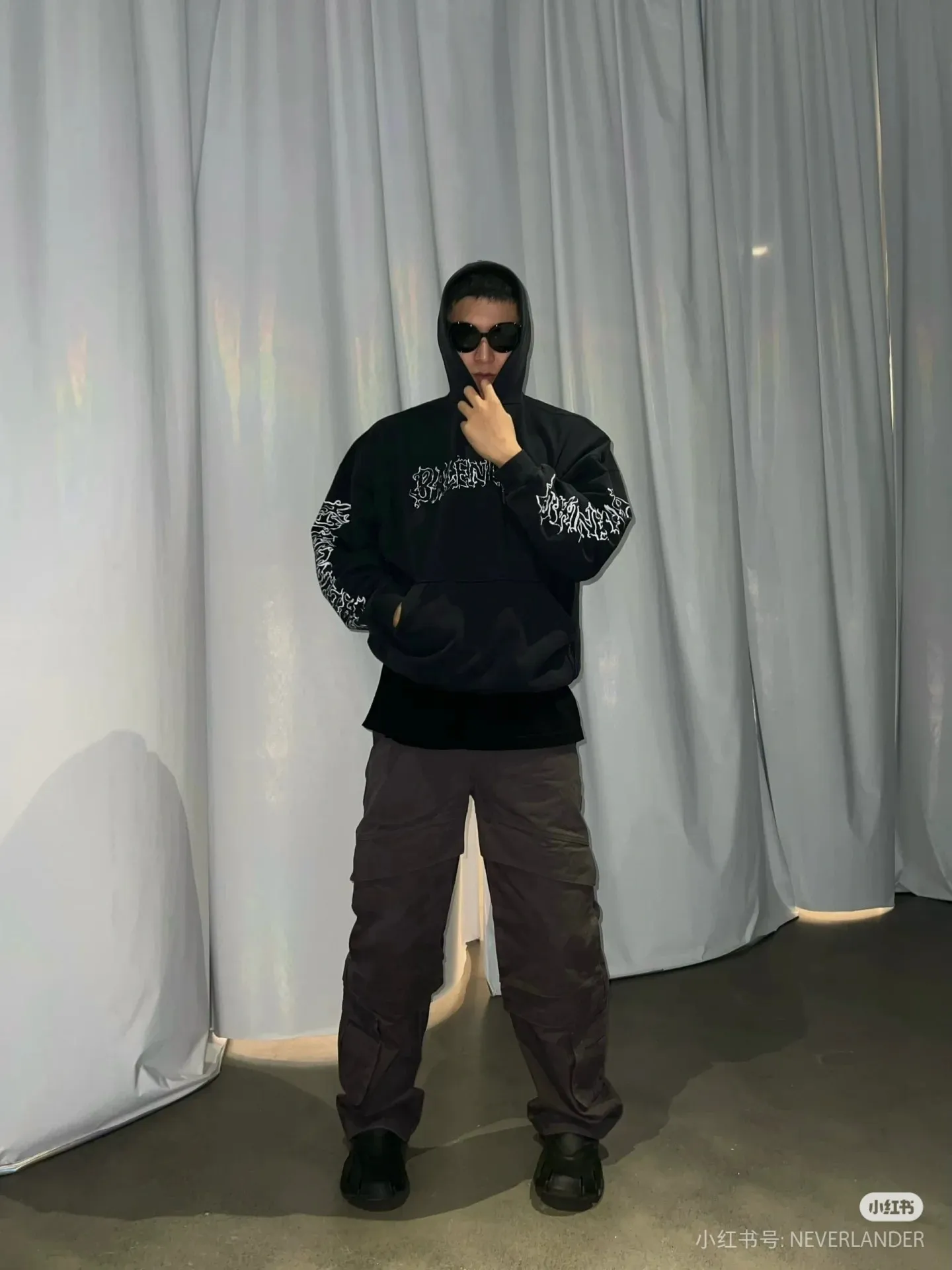♻️💯Reference model picture for the upper body❤️Top version of Balenciaga graffiti Sanskrit printed hooded sweatshirt ✅No.1 quality in this market Real ceiling quality ✅All original development drawings pay attention to details to avoid mixed use of stolen pictures by merchants ✅Correct 450g custom-woven and dyed 100% cotton double yarn compact cotton fabric ✅Imported Kangli direct-injection printing color ZP consistent ✅Letter tearing process, clear and firm, no hand feeling ✅Ready-made garments washed and distressed, overweight craftsmanship The color fastness is good and the ZP is consistent. Let me explain why mine is a little more expensive than others. 1. It seems to be a simple printing or embroidery. In fact, it is not simple at all. 10000% imported machine restoration is not just a lip service. You are welcome to compare with peers. 2. Each model is produced by the company. The details of the workmanship and fabrics are consistent with the original ones. There is no color difference between the ones at the counters. It is not scary to reproduce. Who is fake will be embarrassed. It’s not shameful to make a replica, it’s shameful if you can’t buy the correct version if you make a replica.  3. Note that the threaded collars are all original collars of certain countries and regions, with high wrapping. The width of the neckline and cabinets are accurate to the millimeter. Thick necklines are not easy to deform. The collars of high-end products are all restored cabinets. They are different from the big collars in the world. Ordinary garbage short-sleeves are printed with a print. The clavicle of the upper body is exposed. Please be patient. Customers who have bought genuine products or have seen genuine products will come back to place orders again. This is quality. This is quality. 4. Different styles of washed wheat main wheat, including imported wheat, have different colors and codes. Really restore the counter. As we all know, Balenciaga's collar labels in each quarter have different English or different colors. This distinguishes fast food from the world's same-colored main wheat washed wheat. 5. Pay attention to the workmanship. The stitching at the neckline has no folds, smooth and natural without overlapping lines, and truly restores this. This is something that many people cannot do. 6. The fabric is made of 450g Paris-specific double yarn. No one can make better fabrics than my family. There's really no way to compare it with the ordinary version on the market. Respect it. It's genuine and costs thousands of dollars anyway. Don't go wrong with the quality of street stall products. 7. The workmanship is fully restored and the packaging is fully restored. The cost is huge. 8. I guarantee here that this is the highest quality you can find. P: 490 Size: XS-S-M-L (The correct version is very large)