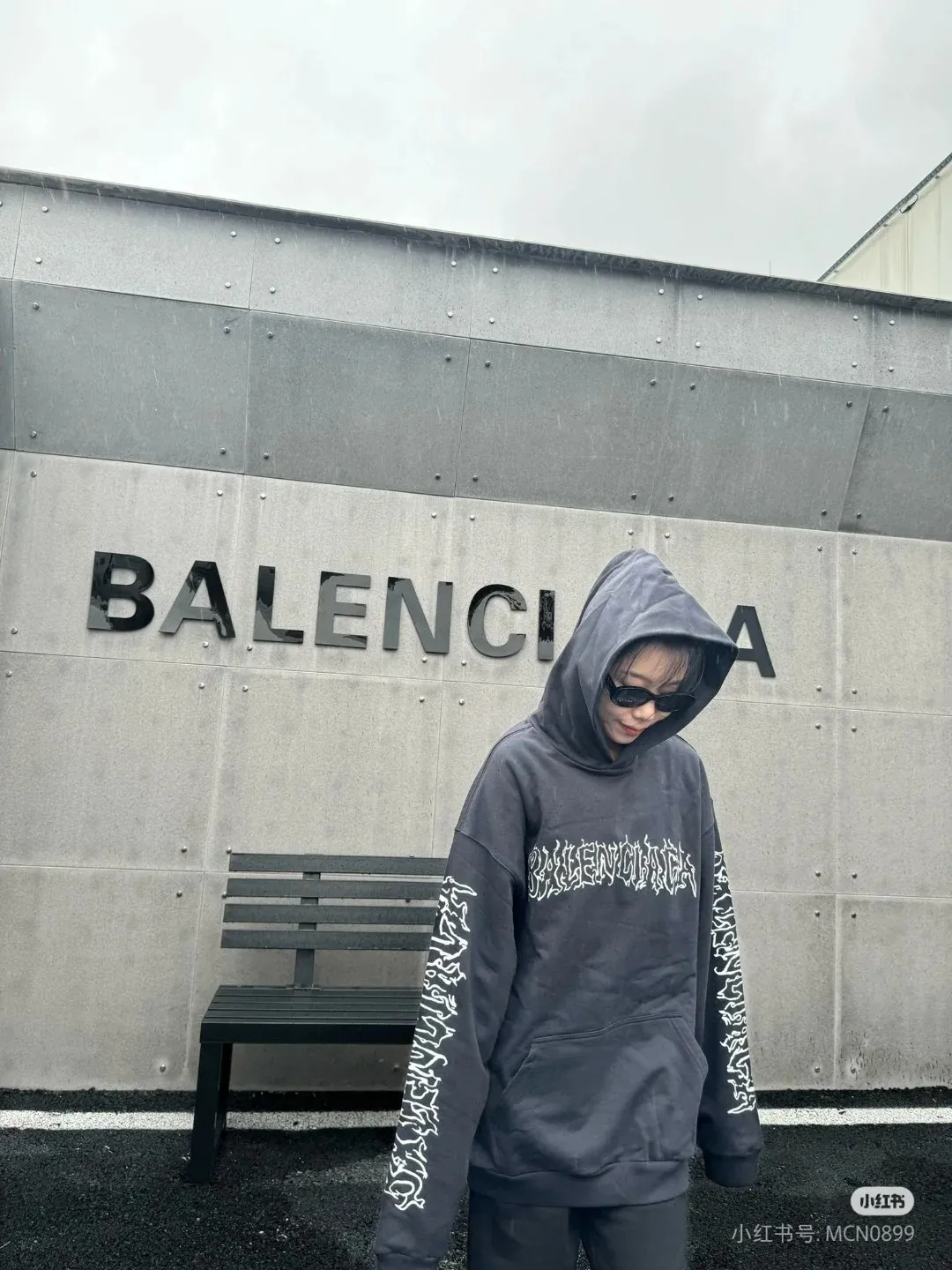 ♻️💯Reference model picture for the upper body❤️Top version of Balenciaga graffiti Sanskrit printed hooded sweatshirt ✅No.1 quality in this market Real ceiling quality ✅All original development drawings pay attention to details to avoid mixed use of stolen pictures by merchants ✅Correct 450g custom-woven and dyed 100% cotton double yarn compact cotton fabric ✅Imported Kangli direct-injection printing color ZP consistent ✅Letter tearing process, clear and firm, no hand feeling ✅Ready-made garments washed and distressed, overweight craftsmanship The color fastness is good and the ZP is consistent. Let me explain why mine is a little more expensive than others. 1. It seems to be a simple printing or embroidery. In fact, it is not simple at all. 10000% imported machine restoration is not just a lip service. You are welcome to compare with peers. 2. Each model is produced by the company. The details of the workmanship and fabrics are consistent with the original ones. There is no color difference between the ones at the counters. It is not scary to reproduce. Who is fake will be embarrassed. It’s not shameful to make a replica, it’s shameful if you can’t buy the correct version if you make a replica.  3. Note that the threaded collars are all original collars of certain countries and regions, with high wrapping. The width of the neckline and cabinets are accurate to the millimeter. Thick necklines are not easy to deform. The collars of high-end products are all restored cabinets. They are different from the big collars in the world. Ordinary garbage short-sleeves are printed with a print. The clavicle of the upper body is exposed. Please be patient. Customers who have bought genuine products or have seen genuine products will come back to place orders again. This is quality. This is quality. 4. Different styles of washed wheat main wheat, including imported wheat, have different colors and codes. Really restore the counter. As we all know, Balenciaga's collar labels in each quarter have different English or different colors. This distinguishes fast food from the world's same-colored main wheat washed wheat. 5. Pay attention to the workmanship. The stitching at the neckline has no folds, smooth and natural without overlapping lines, and truly restores this. This is something that many people cannot do. 6. The fabric is made of 450g Paris-specific double yarn. No one can make better fabrics than my family. There's really no way to compare it with the ordinary version on the market. Respect it. It's genuine and costs thousands of dollars anyway. Don't go wrong with the quality of street stall products. 7. The workmanship is fully restored and the packaging is fully restored. The cost is huge. 8. I guarantee here that this is the highest quality you can find. P: 490 Size: XS-S-M-L (The correct version is very large)