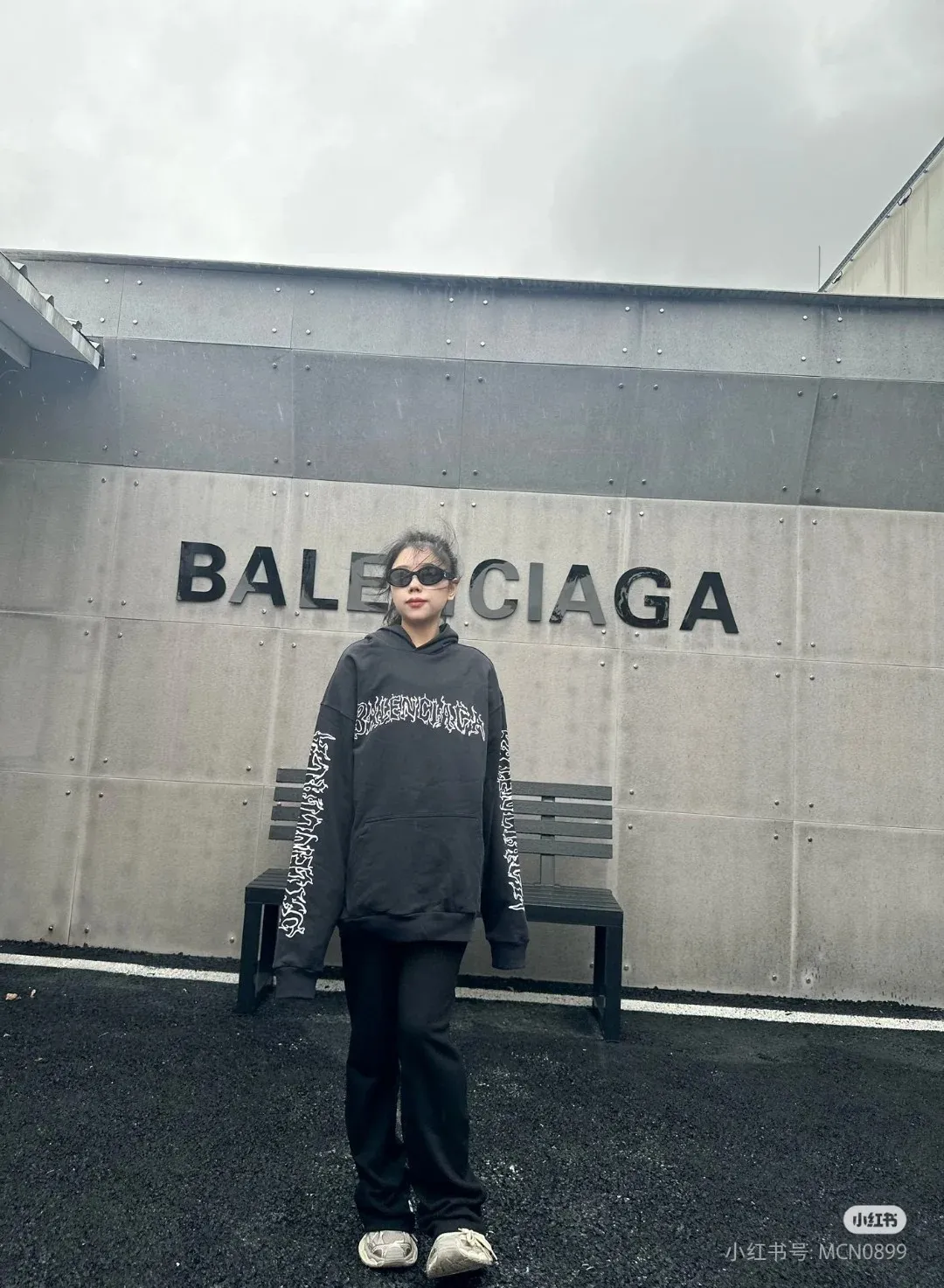 ♻️💯Reference model picture for the upper body❤️Top version of Balenciaga graffiti Sanskrit printed hooded sweatshirt ✅No.1 quality in this market Real ceiling quality ✅All original development drawings pay attention to details to avoid mixed use of stolen pictures by merchants ✅Correct 450g custom-woven and dyed 100% cotton double yarn compact cotton fabric ✅Imported Kangli direct-injection printing color ZP consistent ✅Letter tearing process, clear and firm, no hand feeling ✅Ready-made garments washed and distressed, overweight craftsmanship The color fastness is good and the ZP is consistent. Let me explain why mine is a little more expensive than others. 1. It seems to be a simple printing or embroidery. In fact, it is not simple at all. 10000% imported machine restoration is not just a lip service. You are welcome to compare with peers. 2. Each model is produced by the company. The details of the workmanship and fabrics are consistent with the original ones. There is no color difference between the ones at the counters. It is not scary to reproduce. Who is fake will be embarrassed. It’s not shameful to make a replica, it’s shameful if you can’t buy the correct version if you make a replica.  3. Note that the threaded collars are all original collars of certain countries and regions, with high wrapping. The width of the neckline and cabinets are accurate to the millimeter. Thick necklines are not easy to deform. The collars of high-end products are all restored cabinets. They are different from the big collars in the world. Ordinary garbage short-sleeves are printed with a print. The clavicle of the upper body is exposed. Please be patient. Customers who have bought genuine products or have seen genuine products will come back to place orders again. This is quality. This is quality. 4. Different styles of washed wheat main wheat, including imported wheat, have different colors and codes. Really restore the counter. As we all know, Balenciaga's collar labels in each quarter have different English or different colors. This distinguishes fast food from the world's same-colored main wheat washed wheat. 5. Pay attention to the workmanship. The stitching at the neckline has no folds, smooth and natural without overlapping lines, and truly restores this. This is something that many people cannot do. 6. The fabric is made of 450g Paris-specific double yarn. No one can make better fabrics than my family. There's really no way to compare it with the ordinary version on the market. Respect it. It's genuine and costs thousands of dollars anyway. Don't go wrong with the quality of street stall products. 7. The workmanship is fully restored and the packaging is fully restored. The cost is huge. 8. I guarantee here that this is the highest quality you can find. P: 490 Size: XS-S-M-L (The correct version is very large)