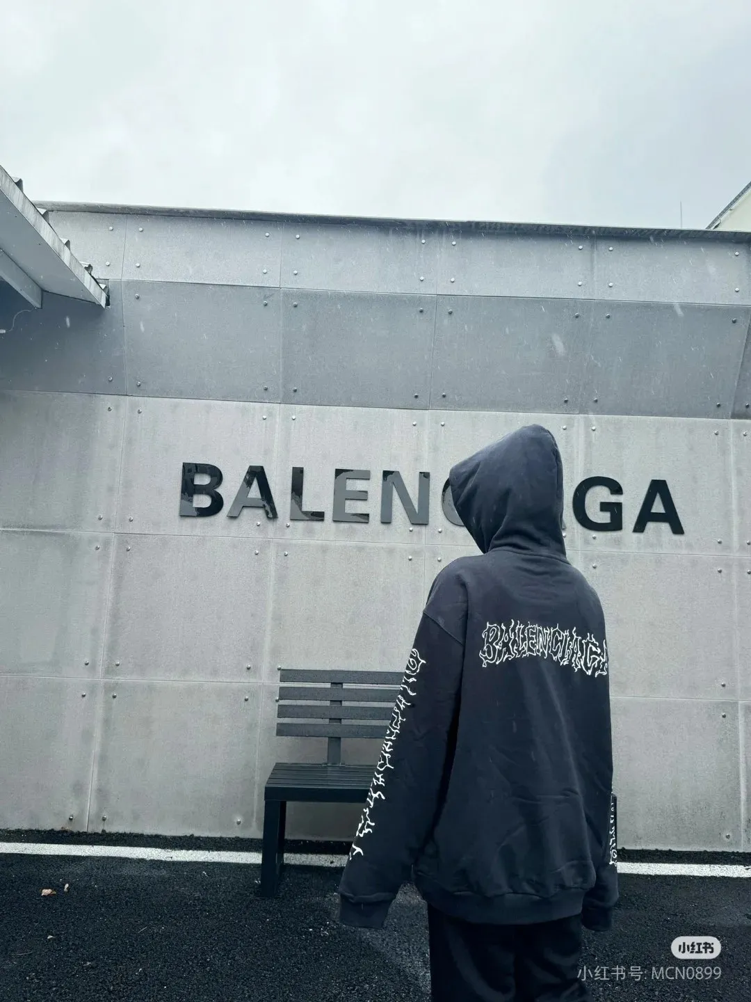 ♻️💯Reference model picture for the upper body❤️Top version of Balenciaga graffiti Sanskrit printed hooded sweatshirt ✅No.1 quality in this market Real ceiling quality ✅All original development drawings pay attention to details to avoid mixed use of stolen pictures by merchants ✅Correct 450g custom-woven and dyed 100% cotton double yarn compact cotton fabric ✅Imported Kangli direct-injection printing color ZP consistent ✅Letter tearing process, clear and firm, no hand feeling ✅Ready-made garments washed and distressed, overweight craftsmanship The color fastness is good and the ZP is consistent. Let me explain why mine is a little more expensive than others. 1. It seems to be a simple printing or embroidery. In fact, it is not simple at all. 10000% imported machine restoration is not just a lip service. You are welcome to compare with peers. 2. Each model is produced by the company. The details of the workmanship and fabrics are consistent with the original ones. There is no color difference between the ones at the counters. It is not scary to reproduce. Who is fake will be embarrassed. It’s not shameful to make a replica, it’s shameful if you can’t buy the correct version if you make a replica.  3. Note that the threaded collars are all original collars of certain countries and regions, with high wrapping. The width of the neckline and cabinets are accurate to the millimeter. Thick necklines are not easy to deform. The collars of high-end products are all restored cabinets. They are different from the big collars in the world. Ordinary garbage short-sleeves are printed with a print. The clavicle of the upper body is exposed. Please be patient. Customers who have bought genuine products or have seen genuine products will come back to place orders again. This is quality. This is quality. 4. Different styles of washed wheat main wheat, including imported wheat, have different colors and codes. Really restore the counter. As we all know, Balenciaga's collar labels in each quarter have different English or different colors. This distinguishes fast food from the world's same-colored main wheat washed wheat. 5. Pay attention to the workmanship. The stitching at the neckline has no folds, smooth and natural without overlapping lines, and truly restores this. This is something that many people cannot do. 6. The fabric is made of 450g Paris-specific double yarn. No one can make better fabrics than my family. There's really no way to compare it with the ordinary version on the market. Respect it. It's genuine and costs thousands of dollars anyway. Don't go wrong with the quality of street stall products. 7. The workmanship is fully restored and the packaging is fully restored. The cost is huge. 8. I guarantee here that this is the highest quality you can find. P: 490 Size: XS-S-M-L (The correct version is very large)