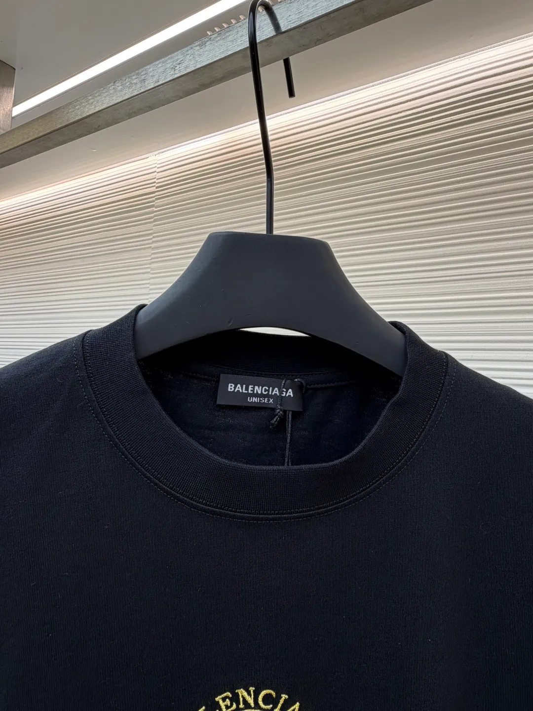 Balenciaga embroidered angel totem T-shirt ●Original version: 5100 purchase and development ●Item number: 1681892-A05 ●Material: combed cotton fabric ●Technology: embroidery production ●Color: black ●Version: fitted version ●Weight: about 325 grams ●Size: Cross-lattice weave thread], the front panel adopts [water-soluble cotton hollow three-dimensional embroidery], imported [Tajima embroidery machine], [gold and silver thread embroidery]. The difficulty of this style lies in the large-area embroidery parts, which require the consumption of large-sized water-soluble cotton. The later washing time to dissolve the water-soluble cotton is as much as the number of washings. If the treatment is not clean, the undissolved cotton glue will adhere to the clothes and be directly scrapped. It is a time-consuming and labor-intensive style. The overall wiring is straight and delicate, the fabric is comfortable and soft, and the color is consistent without color difference. It can be matched with the same style to create a fashionable look and control various occasions. Customized accessories, complete with three standards, same style for men and women!