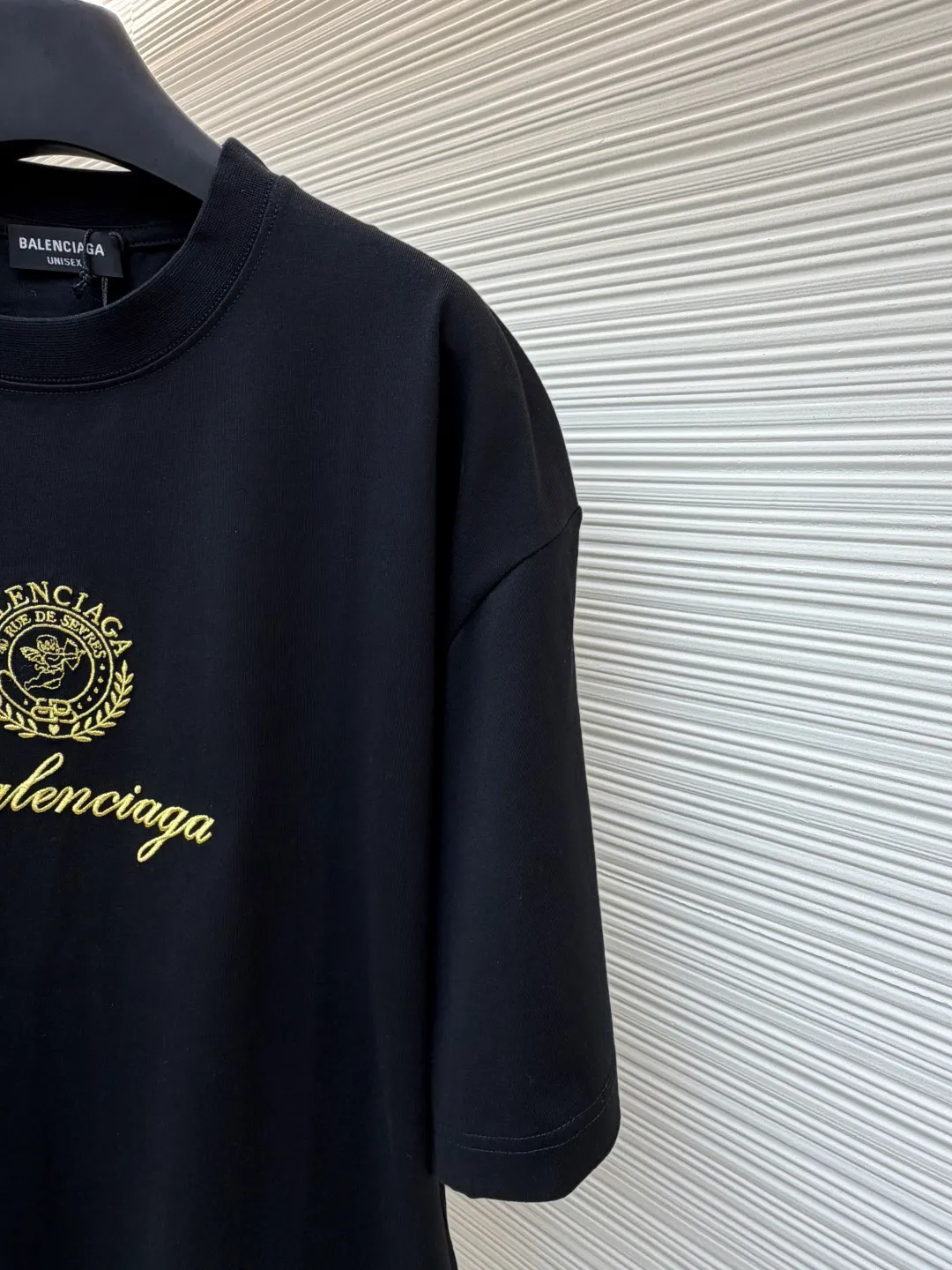 Balenciaga embroidered angel totem T-shirt ●Original version: 5100 purchase and development ●Item number: 1681892-A05 ●Material: combed cotton fabric ●Technology: embroidery production ●Color: black ●Version: fitted version ●Weight: about 325 grams ●Size: Cross-lattice weave thread], the front panel adopts [water-soluble cotton hollow three-dimensional embroidery], imported [Tajima embroidery machine], [gold and silver thread embroidery]. The difficulty of this style lies in the large-area embroidery parts, which require the consumption of large-sized water-soluble cotton. The later washing time to dissolve the water-soluble cotton is as much as the number of washings. If the treatment is not clean, the undissolved cotton glue will adhere to the clothes and be directly scrapped. It is a time-consuming and labor-intensive style. The overall wiring is straight and delicate, the fabric is comfortable and soft, and the color is consistent without color difference. It can be matched with the same style to create a fashionable look and control various occasions. Customized accessories, complete with three standards, same style for men and women!
