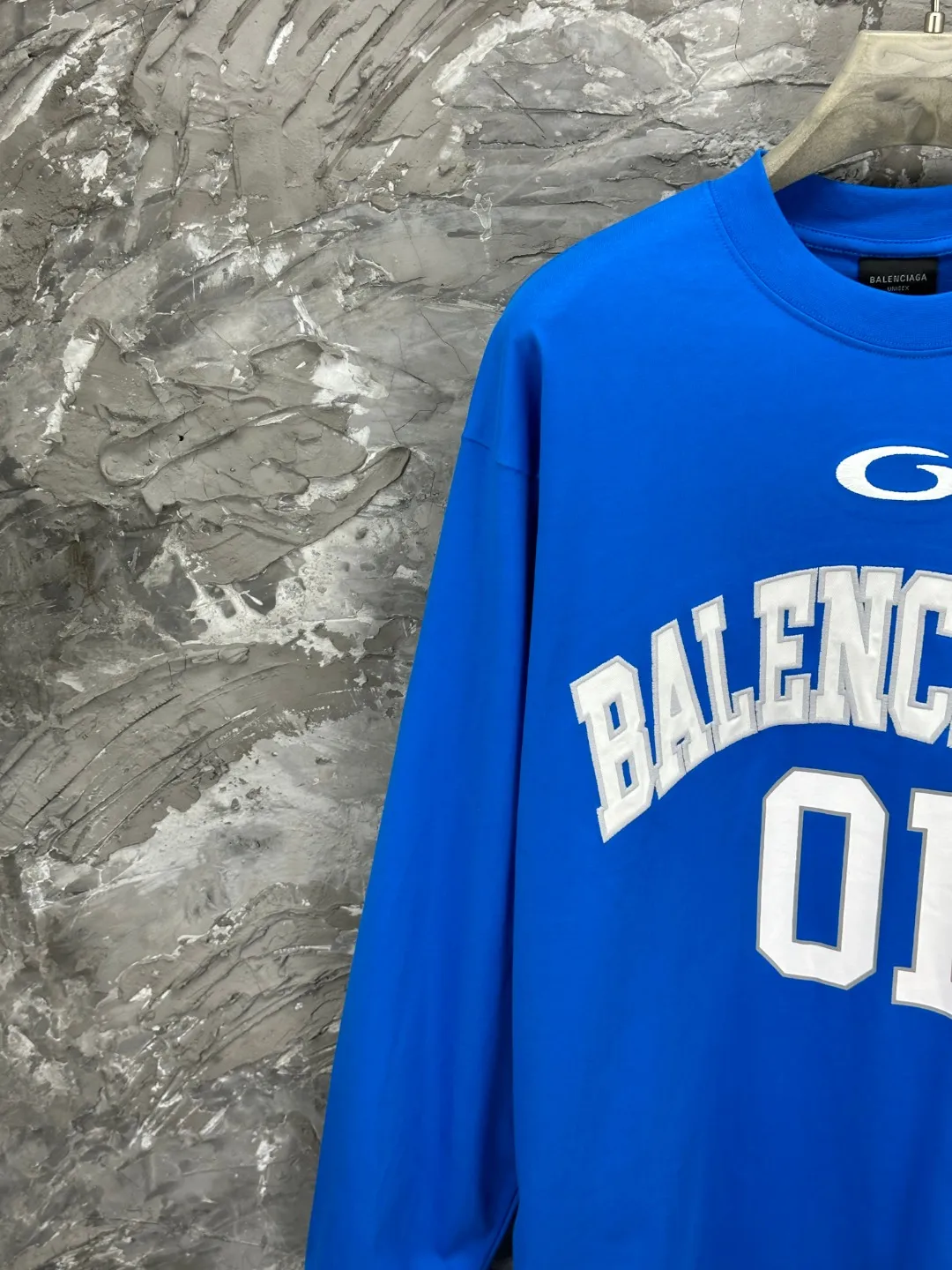 🅿️280 BALENCI*GA latest basketball jersey embroidered printed long-sleeved T-shirt. The front embroidery is embroidered and printed with Tajima computer embroidery machine, the lower left corner is embroidered and printed, and the back piece is printed. The letters are clear. The effect is three-dimensional. Exclusively pattern-woven and dyed 280g fabric. Threads are dyed in the same cylinder with zero color difference. The version adopts OS loose off-shoulder version. Welcome to compare. Same style for men and women -Color: black white purple Cailan -SIZE: Xs S M L Style No. 8536#