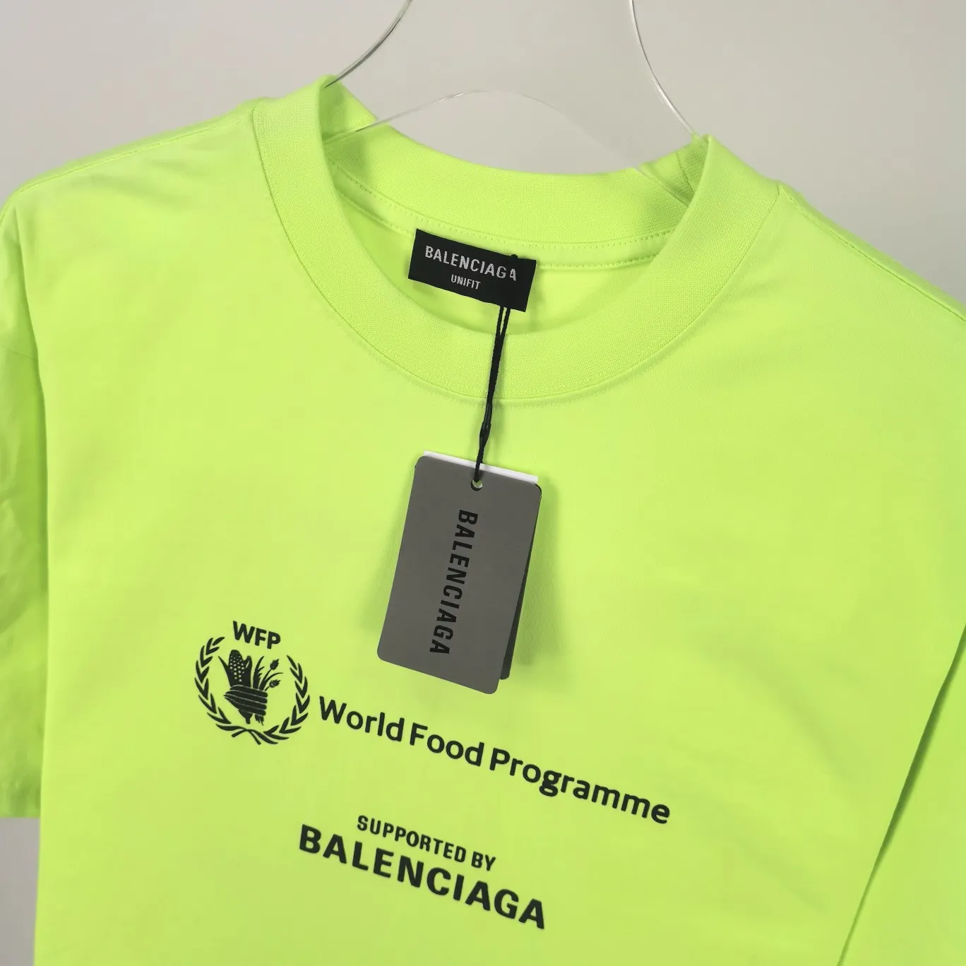 [New] Top version Balenciaga 22SS new WFP World Food Agency male and female couple star same style short-sleeved T-shirt. The fabric is made of 32S 280g double yarn pure cotton fabric. It does not pill and feels very good. It has been printed and dressed up dozens of times in order to achieve a 1:1 effect. All imported slurries are used. Proportional foaming powder is added to the slurry to foam at high temperatures. The printing convex effect is very good, and the powder does not fall off and does not break. Washable and environmentally friendly printing on the front and back panels. The entire printing process takes a long time. The hem and cuffs are all customized threads. There is no error in dyeing in the same vat. The workmanship is perfect. The accessories are all customized. This year's hot trend in the market. Many Internet celebrity tops. Very trendy. Same style for men and women. OverSzie version. Color: black, white, dark khaki, fluorescent green. Size: XS-L P:270