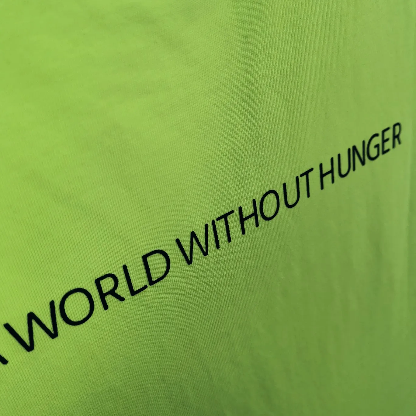 [New] Top version Balenciaga 22SS new WFP World Food Agency male and female couple star same style short-sleeved T-shirt. The fabric is made of 32S 280g double yarn pure cotton fabric. It does not pill and feels very good. It has been printed and dressed up dozens of times in order to achieve a 1:1 effect. All imported slurries are used. Proportional foaming powder is added to the slurry to foam at high temperatures. The printing convex effect is very good, and the powder does not fall off and does not break. Washable and environmentally friendly printing on the front and back panels. The entire printing process takes a long time. The hem and cuffs are all customized threads. There is no error in dyeing in the same vat. The workmanship is perfect. The accessories are all customized. This year's hot trend in the market. Many Internet celebrity tops. Very trendy. Same style for men and women. OverSzie version. Color: black, white, dark khaki, fluorescent green. Size: XS-L P:270