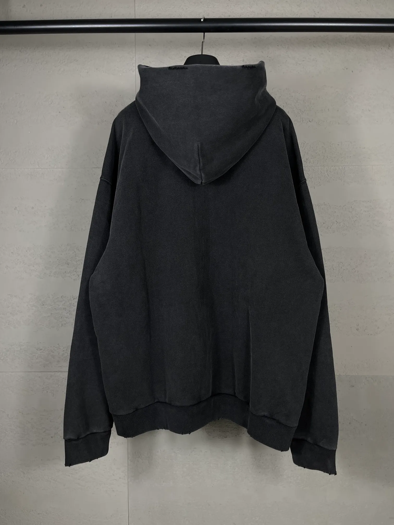 🅿️320 real photos [Top version. Official website quality] BALENCI*GA/Paris. 53rd season Balenciaga New. Vintage high-end limited edition joint hooded sweatshirt. The pattern on the front is damaged by the direct-injection printing. The ready-made garments are washed and worn. SS24 new model. Brick cabinet synchronization. Genuine product developed at the first time, please print and compare! The fabric is made of Paris ZP custom-woven and dyed cotton sweatshirt. Weighing 460 grams, the cloth surface is clean. The cloth pattern is clear, soft and comfortable. The threads are dyed with no color difference. The printing uses environmentally friendly imported materials and self-inking direct injection. The pattern letters are clear and the effect is three-dimensional. The entire garment is washed, distressed and worn. The version adopts OS loose shoulder design. Same style for men and women. Code: BL238935 Color: washed black Size: XS S M L