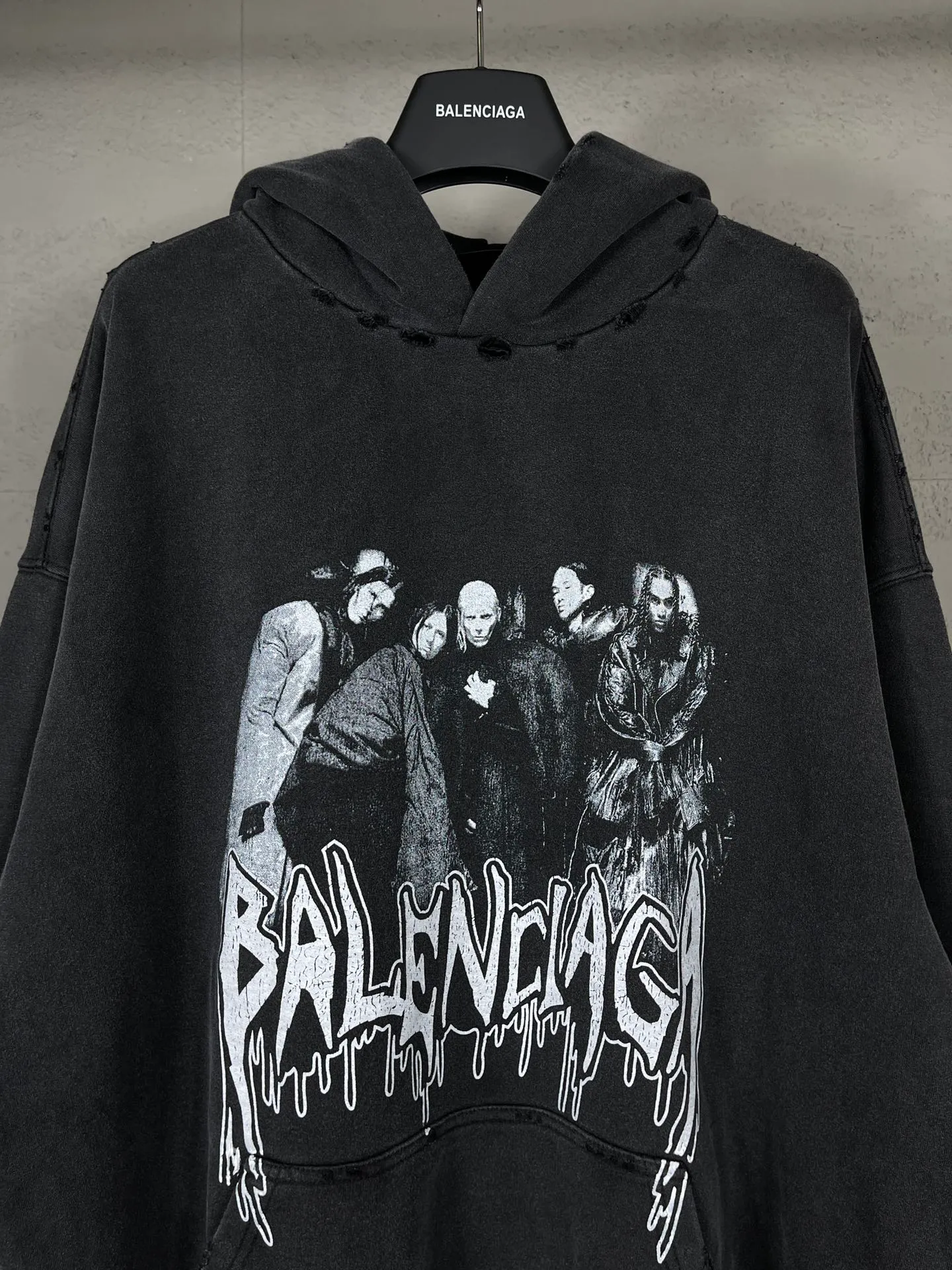 🅿️320 real photos [Top version. Official website quality] BALENCI*GA/Paris. 53rd season Balenciaga New. Vintage high-end limited edition joint hooded sweatshirt. The pattern on the front is damaged by the direct-injection printing. The ready-made garments are washed and worn. SS24 new model. Brick cabinet synchronization. Genuine product developed at the first time, please print and compare! The fabric is made of Paris ZP custom-woven and dyed cotton sweatshirt. Weighing 460 grams, the cloth surface is clean. The cloth pattern is clear, soft and comfortable. The threads are dyed with no color difference. The printing uses environmentally friendly imported materials and self-inking direct injection. The pattern letters are clear and the effect is three-dimensional. The entire garment is washed, distressed and worn. The version adopts OS loose shoulder design. Same style for men and women. Code: BL238935 Color: washed black Size: XS S M L