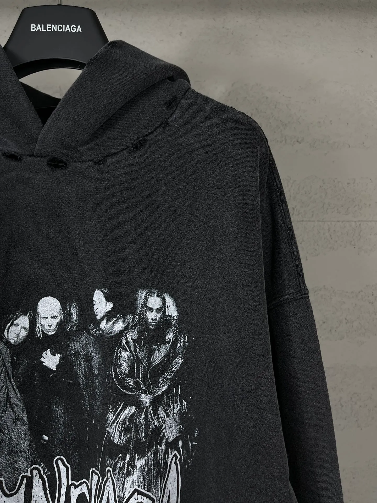 🅿️320 real photos [Top version. Official website quality] BALENCI*GA/Paris. 53rd season Balenciaga New. Vintage high-end limited edition joint hooded sweatshirt. The pattern on the front is damaged by the direct-injection printing. The ready-made garments are washed and worn. SS24 new model. Brick cabinet synchronization. Genuine product developed at the first time, please print and compare! The fabric is made of Paris ZP custom-woven and dyed cotton sweatshirt. Weighing 460 grams, the cloth surface is clean. The cloth pattern is clear, soft and comfortable. The threads are dyed with no color difference. The printing uses environmentally friendly imported materials and self-inking direct injection. The pattern letters are clear and the effect is three-dimensional. The entire garment is washed, distressed and worn. The version adopts OS loose shoulder design. Same style for men and women. Code: BL238935 Color: washed black Size: XS S M L