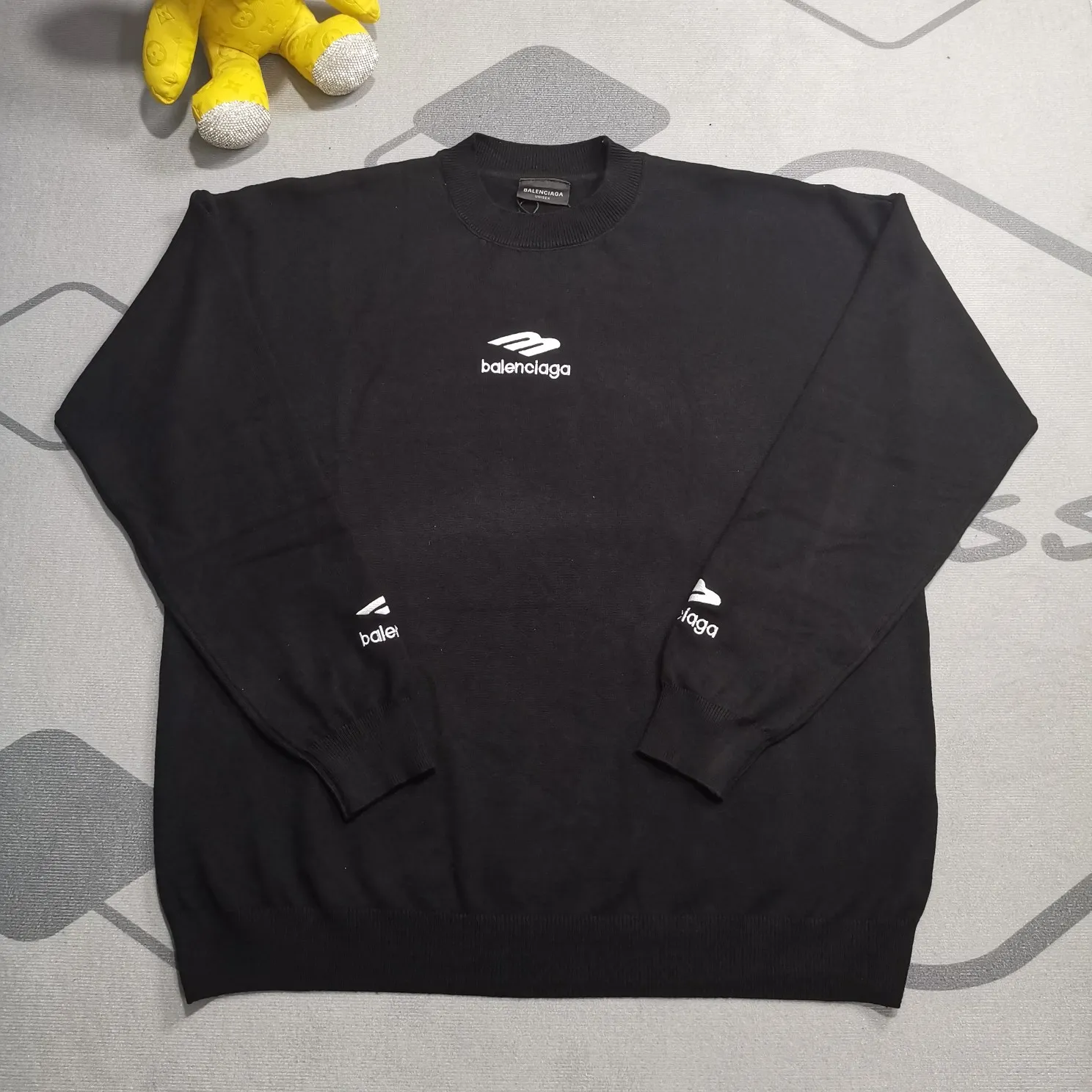 Top version Balenciaga FW24 SKIWEAR series LOGO embroidered round neck pullover long-sleeved sweater, loose fit, same style for men and women. The god of simplicity in Paris, a volume sought after by many stars. Lisa’s favorite basic short-sleeved Paris style, which has a very high appearance rate. Wear alone, paired with jeans, shorts, and sweatpants, it's a versatile style. Xiaohongshu, a hot item on INS, a must-have for Paris fans.  Using Tajima embroidery technology imported from Japan, the printing looks very three-dimensional and full, with no threads. Regardless of the size, the front and back letters can be expressed perfectly! The fabric is made of 460g pure cotton combed terry fabric!  A complete set of customized tags, collar tags, washed, plastic bags, and most importantly, a complete set of bags, tag codes, and codes are all authentic.  Color: Black White Size: SML P:370