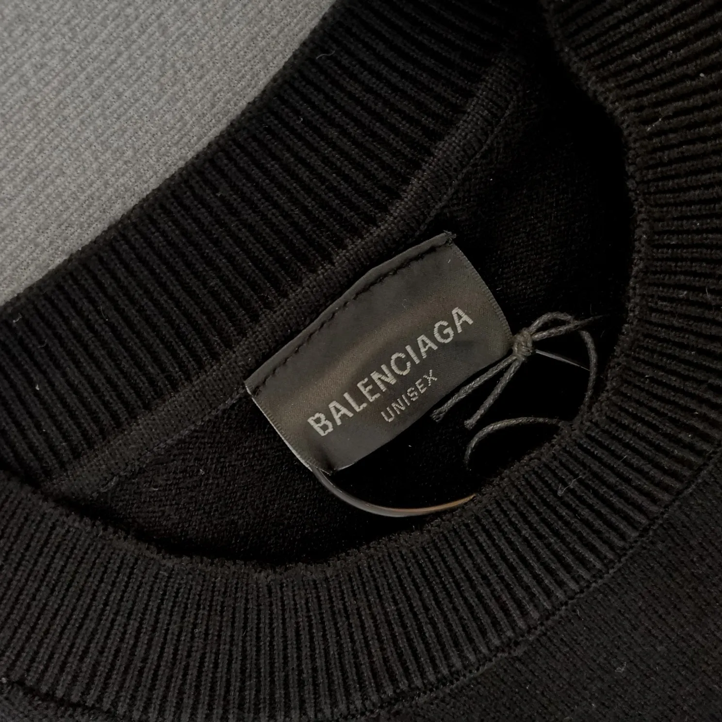 Top version Balenciaga FW24 SKIWEAR series LOGO embroidered round neck pullover long-sleeved sweater, loose fit, same style for men and women. The god of simplicity in Paris, a volume sought after by many stars. Lisa’s favorite basic short-sleeved Paris style, which has a very high appearance rate. Wear alone, paired with jeans, shorts, and sweatpants, it's a versatile style. Xiaohongshu, a hot item on INS, a must-have for Paris fans.  Using Tajima embroidery technology imported from Japan, the printing looks very three-dimensional and full, with no threads. Regardless of the size, the front and back letters can be expressed perfectly! The fabric is made of 460g pure cotton combed terry fabric!  A complete set of customized tags, collar tags, washed, plastic bags, and most importantly, a complete set of bags, tag codes, and codes are all authentic.  Color: Black White Size: SML P:370