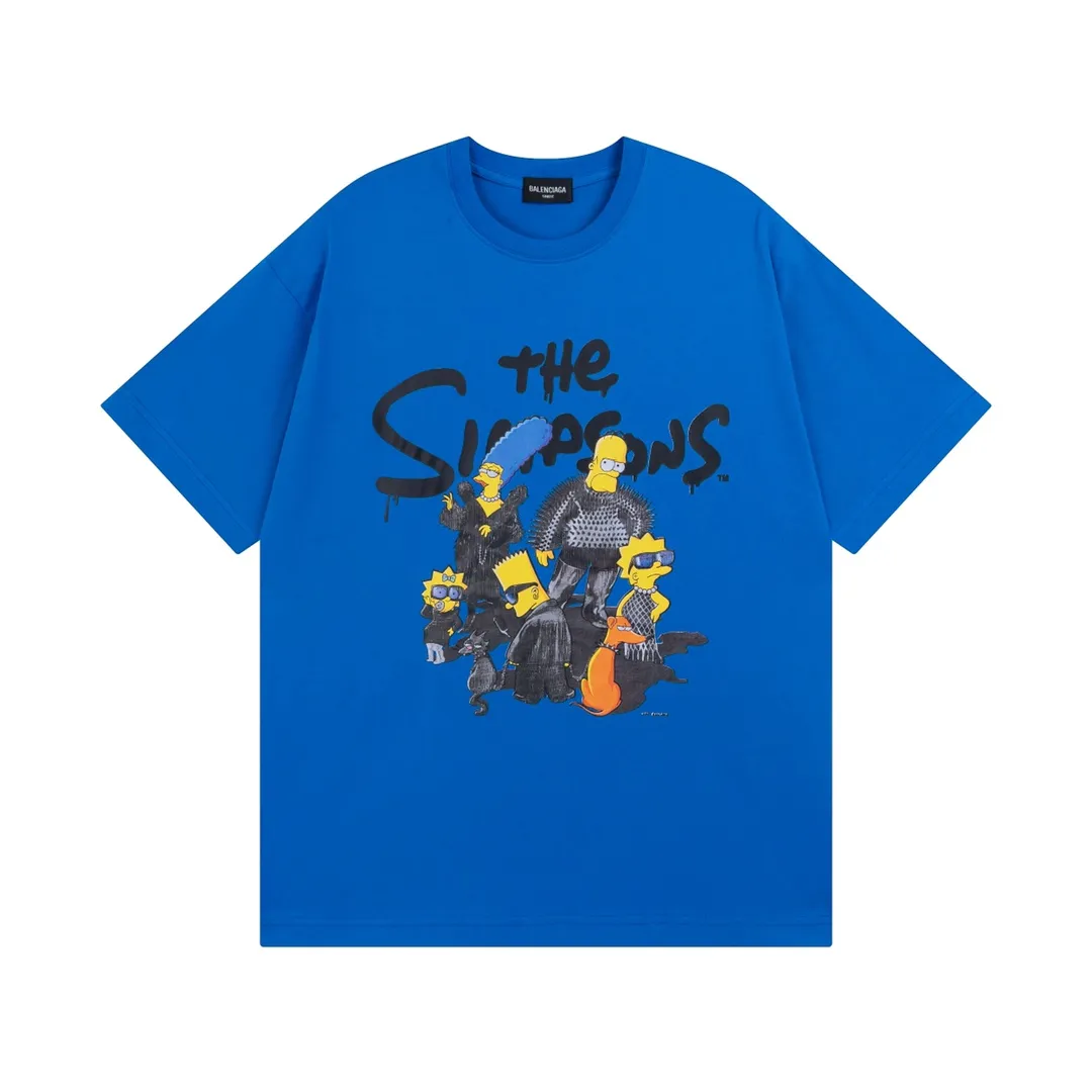 🅿️170 Detailed picture [Top version. Official website quality] BALENCI*GA/Paris. Joint model BALENCI*GA.x THE SIMPSONS Simpson joint short-sleeved T-shirt. The fabric is made of Paris ZP custom-woven and dyed cotton double yarn. The net weight is 260 grams. The cloth surface is clean. The cloth pattern is clear, soft and comfortable. The threads are dyed with no color difference. The classic pattern is made with Kornit digital direct printing machine, the effect is three-dimensional, the color is aligned with ZP, no burrs, the LOGO is embroidered on the back hem, and the brick cabinet is restored. It is produced in Jubie market based on the pictures. You are welcome to compare the version and use the OS loose shoulder version. Same style for men and women Code: BL223053 Color: Black. White. Blue Size: XS to L