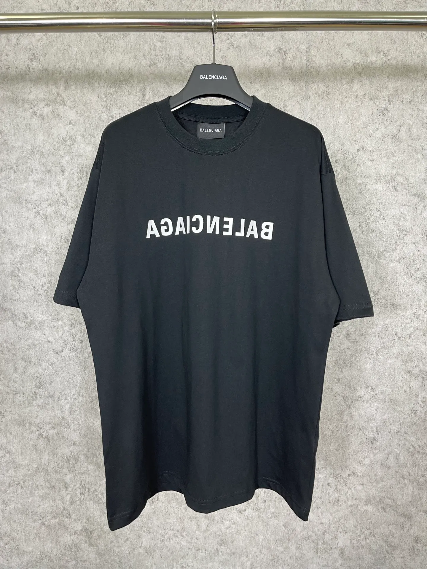 🅿️166 Real photos [Top version. Official website quality] BALENCI*GA/Paris BALENCI*GA# 2023 spring and summer new style, front-print reverse mirror LOGO short-sleeved T-shirt. 2023 spring and summer new product. Brick cabinet synchronization. The fabric is made of Paris ZP custom-woven and dyed 100% cotton double yarn compact cotton. The weight is 260 grams, the cloth surface is clean. The cloth pattern is clear. Soft and comfortable. Good color fastness. Not easy to change color. The threads are woven and dyed with no color difference. The printing uses imported environmentally friendly rubber paddles, precision stencils, fine LOGO letters, clear letters, no burrs, and a three-dimensional effect. Restore brick cabinet. The version adopts OS loose shoulder version. Same style for men and women. Code: BL223081 Color: black, light gray, red. Size: XS to L