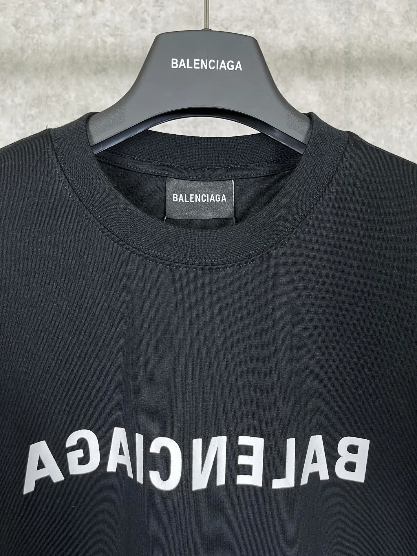 🅿️166 Real photos [Top version. Official website quality] BALENCI*GA/Paris BALENCI*GA# 2023 spring and summer new style, front-print reverse mirror LOGO short-sleeved T-shirt. 2023 spring and summer new product. Brick cabinet synchronization. The fabric is made of Paris ZP custom-woven and dyed 100% cotton double yarn compact cotton. The weight is 260 grams, the cloth surface is clean. The cloth pattern is clear. Soft and comfortable. Good color fastness. Not easy to change color. The threads are woven and dyed with no color difference. The printing uses imported environmentally friendly rubber paddles, precision stencils, fine LOGO letters, clear letters, no burrs, and a three-dimensional effect. Restore brick cabinet. The version adopts OS loose shoulder version. Same style for men and women. Code: BL223081 Color: black, light gray, red. Size: XS to L