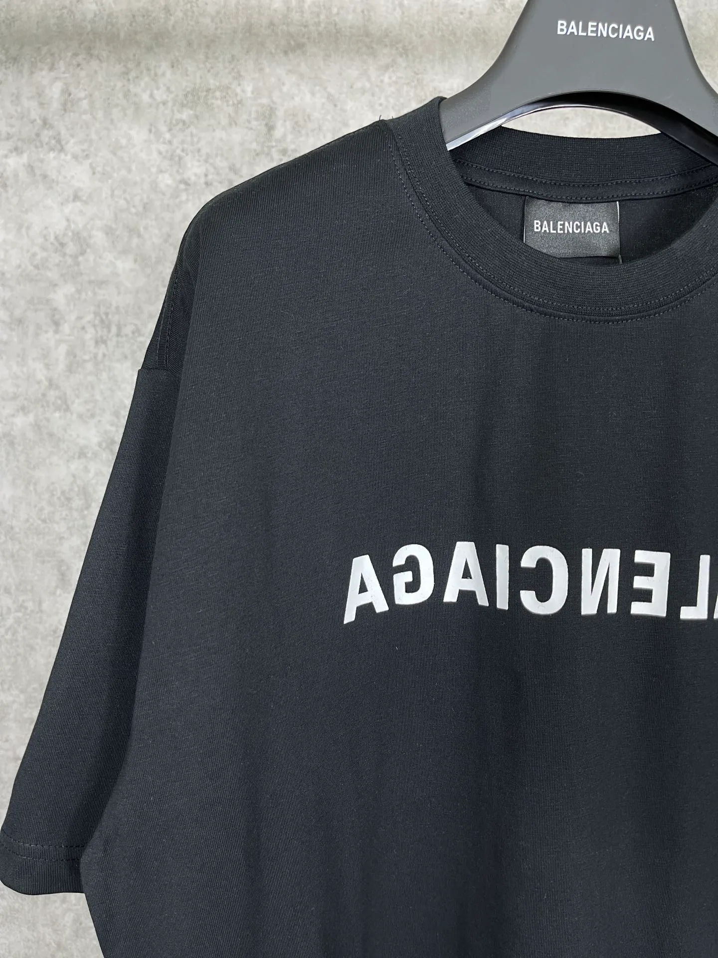 🅿️166 Real photos [Top version. Official website quality] BALENCI*GA/Paris BALENCI*GA# 2023 spring and summer new style, front-print reverse mirror LOGO short-sleeved T-shirt. 2023 spring and summer new product. Brick cabinet synchronization. The fabric is made of Paris ZP custom-woven and dyed 100% cotton double yarn compact cotton. The weight is 260 grams, the cloth surface is clean. The cloth pattern is clear. Soft and comfortable. Good color fastness. Not easy to change color. The threads are woven and dyed with no color difference. The printing uses imported environmentally friendly rubber paddles, precision stencils, fine LOGO letters, clear letters, no burrs, and a three-dimensional effect. Restore brick cabinet. The version adopts OS loose shoulder version. Same style for men and women. Code: BL223081 Color: black, light gray, red. Size: XS to L