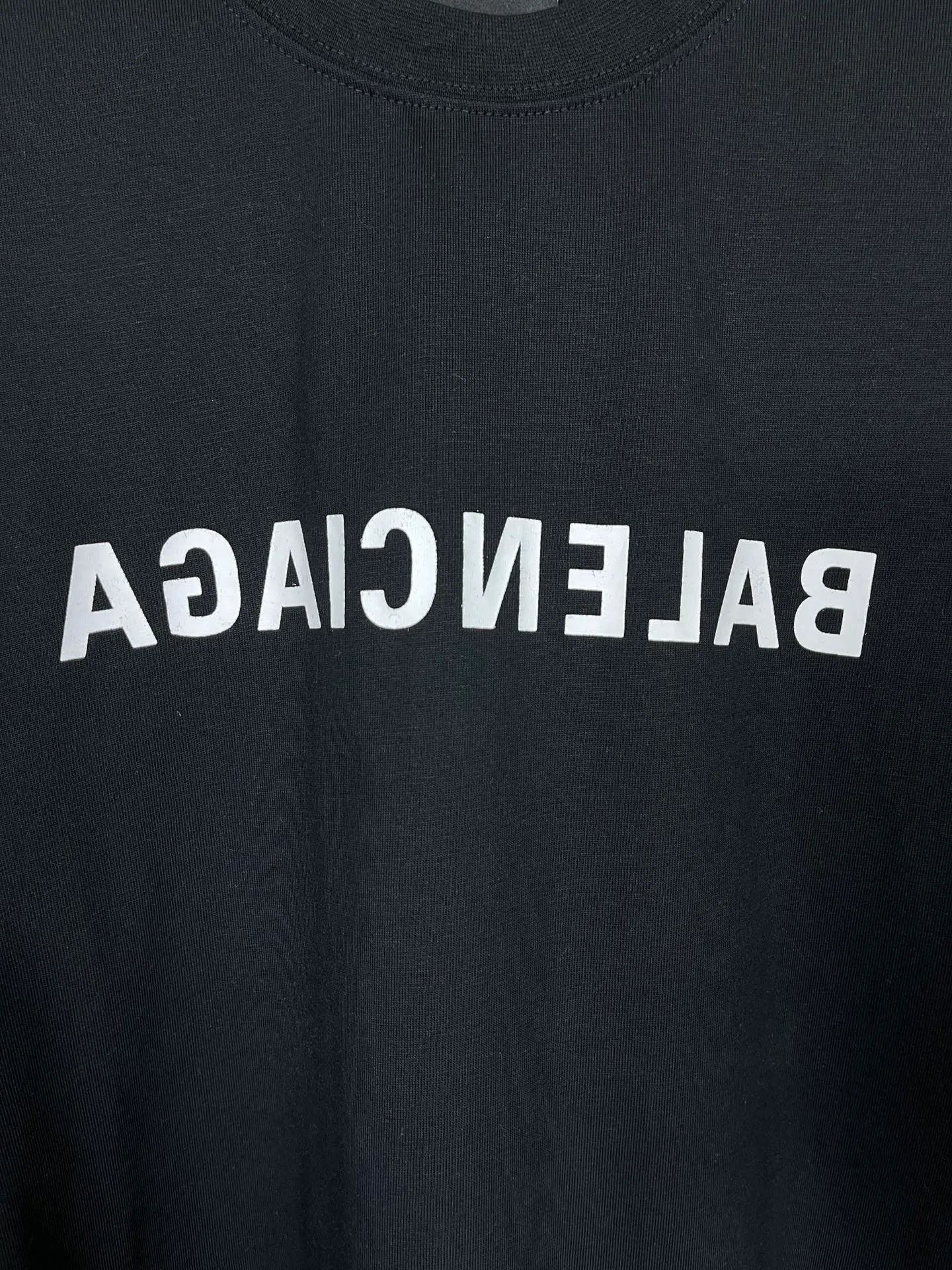 🅿️166 Real photos [Top version. Official website quality] BALENCI*GA/Paris BALENCI*GA# 2023 spring and summer new style, front-print reverse mirror LOGO short-sleeved T-shirt. 2023 spring and summer new product. Brick cabinet synchronization. The fabric is made of Paris ZP custom-woven and dyed 100% cotton double yarn compact cotton. The weight is 260 grams, the cloth surface is clean. The cloth pattern is clear. Soft and comfortable. Good color fastness. Not easy to change color. The threads are woven and dyed with no color difference. The printing uses imported environmentally friendly rubber paddles, precision stencils, fine LOGO letters, clear letters, no burrs, and a three-dimensional effect. Restore brick cabinet. The version adopts OS loose shoulder version. Same style for men and women. Code: BL223081 Color: black, light gray, red. Size: XS to L