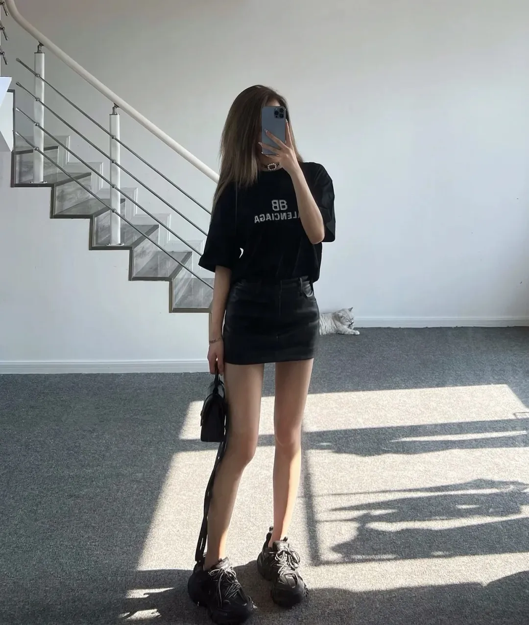 ♻️💯Upper body reference model picture❤️Top tested version Balenciaga BALENCIAGA 22S early spring new fashion hole phantom mosaic blurred letters loose male and female couple pure cotton short-sleeved T-shirt The fabric is made of 32s 260g combed pure cotton fabric with extremely high density. The chest is printed with digital direct printing, which creates a blurry mathematical pattern with a dizzy effect. It restores the hazy gradient phantom printing of the English "Balenciaga" on the chest without any difference. The intercalated gray is a yarn-dyed fabric, and the yarn is dyed first and then woven. Feel free to compare.  Color: Black White Size: XS-L P: 250