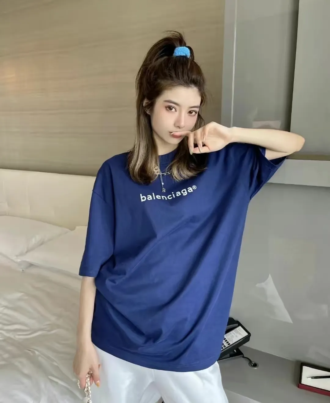 ♻️💯Reference model picture for the upper body❤️The top tested version of Balenciaga mailbox letter logo pure cotton loose cotton short sleeves for men and women couples. A simple basic T. Simple short sleeves that you can fall in love with at first sight. The Blcg mailbox logo on the chest is simple and beautiful. It is operated by an imported elliptical machine, without burrs and neatly aligned! The fabric is made of 260g double-ply double-yarn plain cotton fabric, which is different from the low-end version. The color is also super beautiful. It’s the best price! ! ! ! !  Color: black, white, fog blue, khaki, lake green Size: XS-L P:240