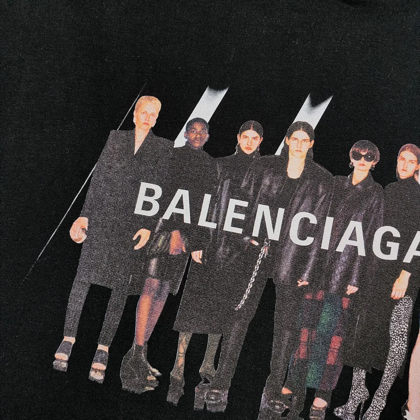 The black details of the band are supplemented - the certified version of BALENCIAGA Balenciaga Portrait Band B's hooded sweatshirt 1:1 restored replica version is a popular hot item in ins Xiaohongshu and is recommended by Internet celebrity bloggers. The fabric is made of 480g large terry cotton fabric and has been pre-shrunk to a weight of about 520g. The original version is purchased and patterned, and the positioning and cutting process is used! Pure version! The imported Israeli Kornit digital direct-injection printing technology makes the reflection of characters three-dimensional and real. This is also the first place to look for identification. I make every piece of clothing with conscience and strive for excellence in every aspect. Just to sell a piece of clothing and retain a customer. Although our products are a little more expensive than others, the expensive money is kept in the clothes and is definitely not imported into my pocket.  Customized washable labels, bag labels, and collar labels. Can reach professional level.  Restore the 1:1 replica craftsmanship! B's new early autumn series, a very high-end series of single items for men and women!  Size: XS-L Color: Black P:450