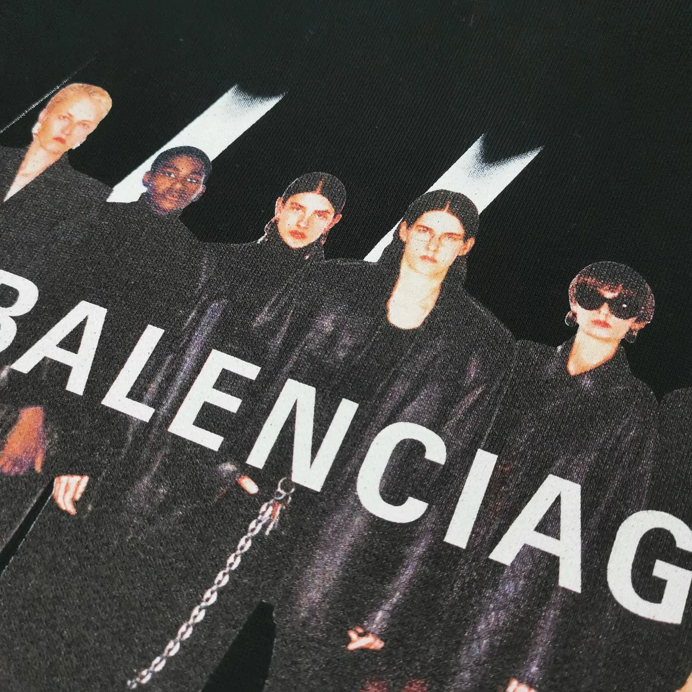 The black details of the band are supplemented - the certified version of BALENCIAGA Balenciaga Portrait Band B's hooded sweatshirt 1:1 restored replica version is a popular hot item in ins Xiaohongshu and is recommended by Internet celebrity bloggers. The fabric is made of 480g large terry cotton fabric and has been pre-shrunk to a weight of about 520g. The original version is purchased and patterned, and the positioning and cutting process is used! Pure version! The imported Israeli Kornit digital direct-injection printing technology makes the reflection of characters three-dimensional and real. This is also the first place to look for identification. I make every piece of clothing with conscience and strive for excellence in every aspect. Just to sell a piece of clothing and retain a customer. Although our products are a little more expensive than others, the expensive money is kept in the clothes and is definitely not imported into my pocket.  Customized washable labels, bag labels, and collar labels. Can reach professional level.  Restore the 1:1 replica craftsmanship! B's new early autumn series, a very high-end series of single items for men and women!  Size: XS-L Color: Black P:450