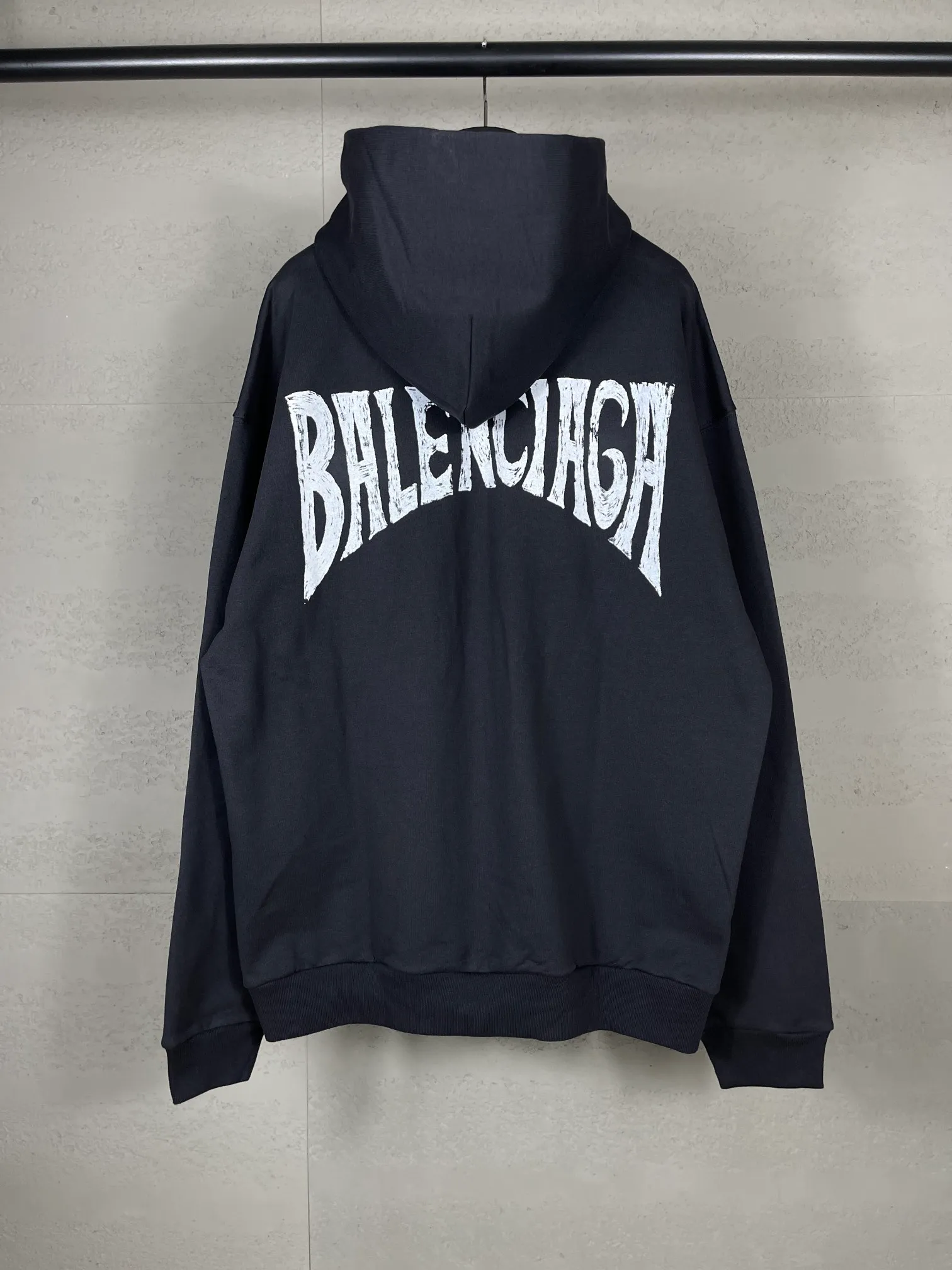 🅿️320 real photos [Top version. Official website quality] BALENCI*GA/Paris. Hawaiian sunset coconut palm tower LOGO pattern direct-printed hooded sweatshirt. Brick cabinet synchronization. The fabric is made of Paris ZP custom-woven and dyed cotton sweatshirt. The weight is 460 grams. The cloth surface is clean. The cloth pattern is clear, soft and comfortable. The threads are dyed with no color difference. The classic pattern printing uses imported machine direct printing. The effect is three-dimensional and restores the brick cabinet. Different market currencies, welcome to compare. The version adopts OS loose shoulder design. Same style for men and women. Code: BL238920 Color: black, white Size: XS S M L