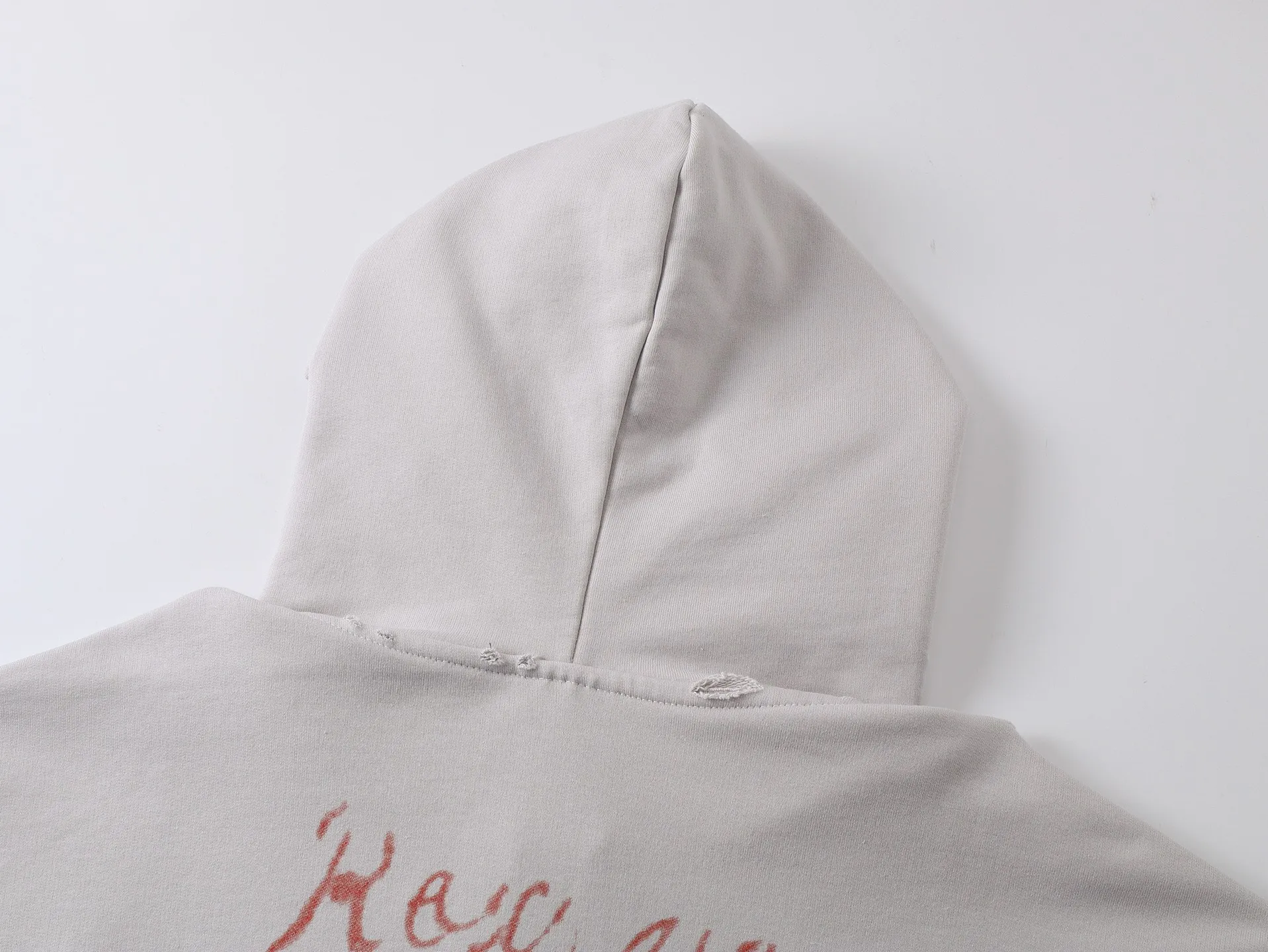 🅿️410 - BALENCI*GA Paris Valentine's Day limited edition hooded long-sleeved sweatshirt. The front pattern is printed by computer direct printing. The ready-to-wear is washed and distressed. Customized matching hardware. The letters are clear. The effect is three-dimensional. Exclusively pattern-woven and dyed 460g fabric. Threads are dyed in the same vat with zero color difference. Brick cabinet synchronization. Welcome to compare. Same style for men and women -Color: washed black, off-white -SIZE: Xs S M L Style number 8972#