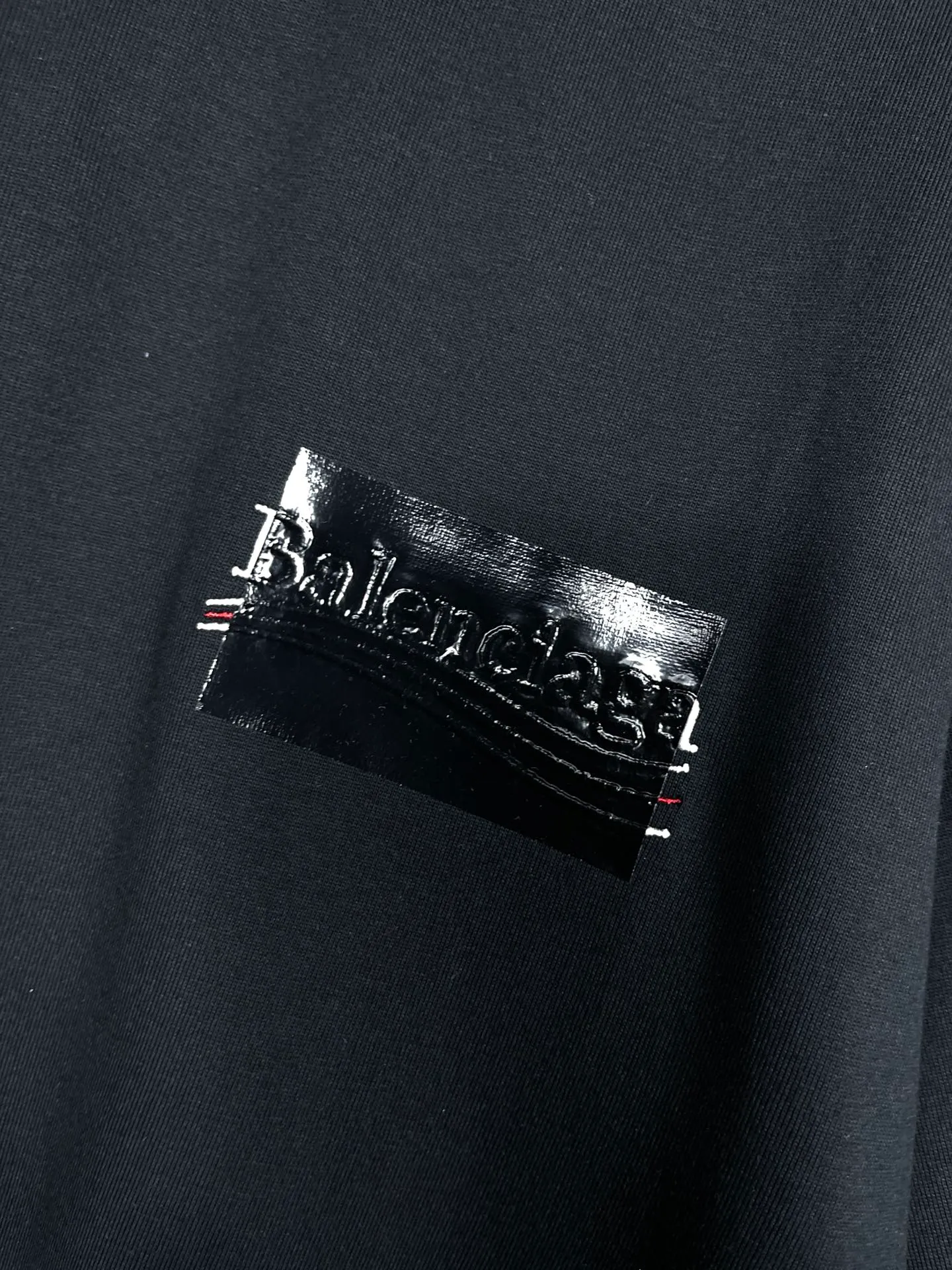 🅿️176 Real photos [Top version. Official website quality] BALENCI*GA/Paris #Classic. Coke embroidered vinyl short-sleeved T-shirt# The fabric is made of Paris ZP custom-woven and dyed cotton double yarn. Weighing 260 grams, the cloth surface is clean. The cloth pattern is clear, soft and comfortable. The color fastness is good. It is not easy to change color. The threads are dyed with no color difference. The classic pattern embroidery uses an imported embroidery machine, and the embroidery thread color is based on the original color. It is produced based on the pictures in the Jubie market. The letters are clear. The three-dimensional effect is strong. The embroidered flowers are laminated on the finished product. The version adopts OS loose shoulder design. Same style for men and women. Code: BL223008 Color: black, off-white, ash, red Size: XS S M L