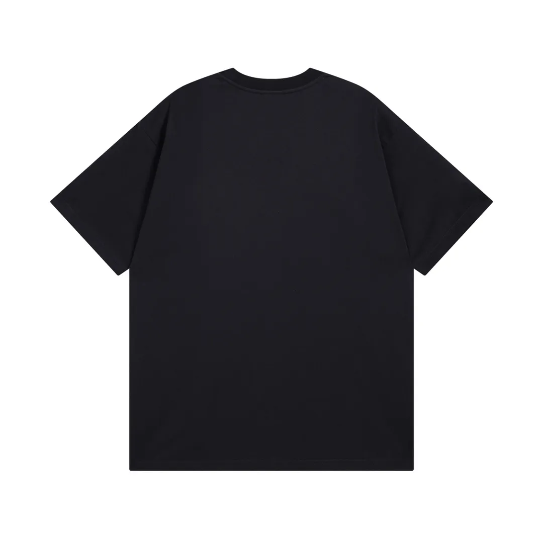 🅿️180 detailed pictures [Top version. Official website quality] BALENCI*GA/Paris BALENCI*GA#2024 latest model, large reverse letter LOGO icon embroidered short-sleeved T-shirt. Brick cabinet synchronization. Genuine products are developed and developed in the first time. Welcome to compare! The fabric is made of Paris ZP custom-woven and dyed 100% cotton double-yarn compact cotton. The weight is 260 grams. The cloth surface is clean. The cloth pattern is clear. It is soft and comfortable. It has good color fastness and is not easy to change color. The threads are woven and dyed with no color difference. The embroidery is done using an imported Tajima embroidery machine, with a three-dimensional effect and clear lines. There are no burrs and miscellaneous threads, and the embroidery is of ultra-high craftsmanship. The version adopts OS loose shoulder design. Same style for men and women. Code: BL223215 Color: Black. White Size: XS to L