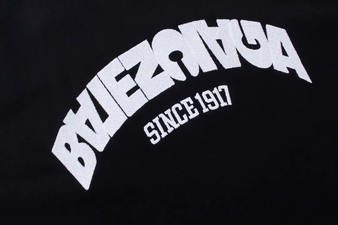 🅿️180 detailed pictures [Top version. Official website quality] BALENCI*GA/Paris BALENCI*GA#2024 latest model, large reverse letter LOGO icon embroidered short-sleeved T-shirt. Brick cabinet synchronization. Genuine products are developed and developed in the first time. Welcome to compare! The fabric is made of Paris ZP custom-woven and dyed 100% cotton double-yarn compact cotton. The weight is 260 grams. The cloth surface is clean. The cloth pattern is clear. It is soft and comfortable. It has good color fastness and is not easy to change color. The threads are woven and dyed with no color difference. The embroidery is done using an imported Tajima embroidery machine, with a three-dimensional effect and clear lines. There are no burrs and miscellaneous threads, and the embroidery is of ultra-high craftsmanship. The version adopts OS loose shoulder design. Same style for men and women. Code: BL223215 Color: Black. White Size: XS to L