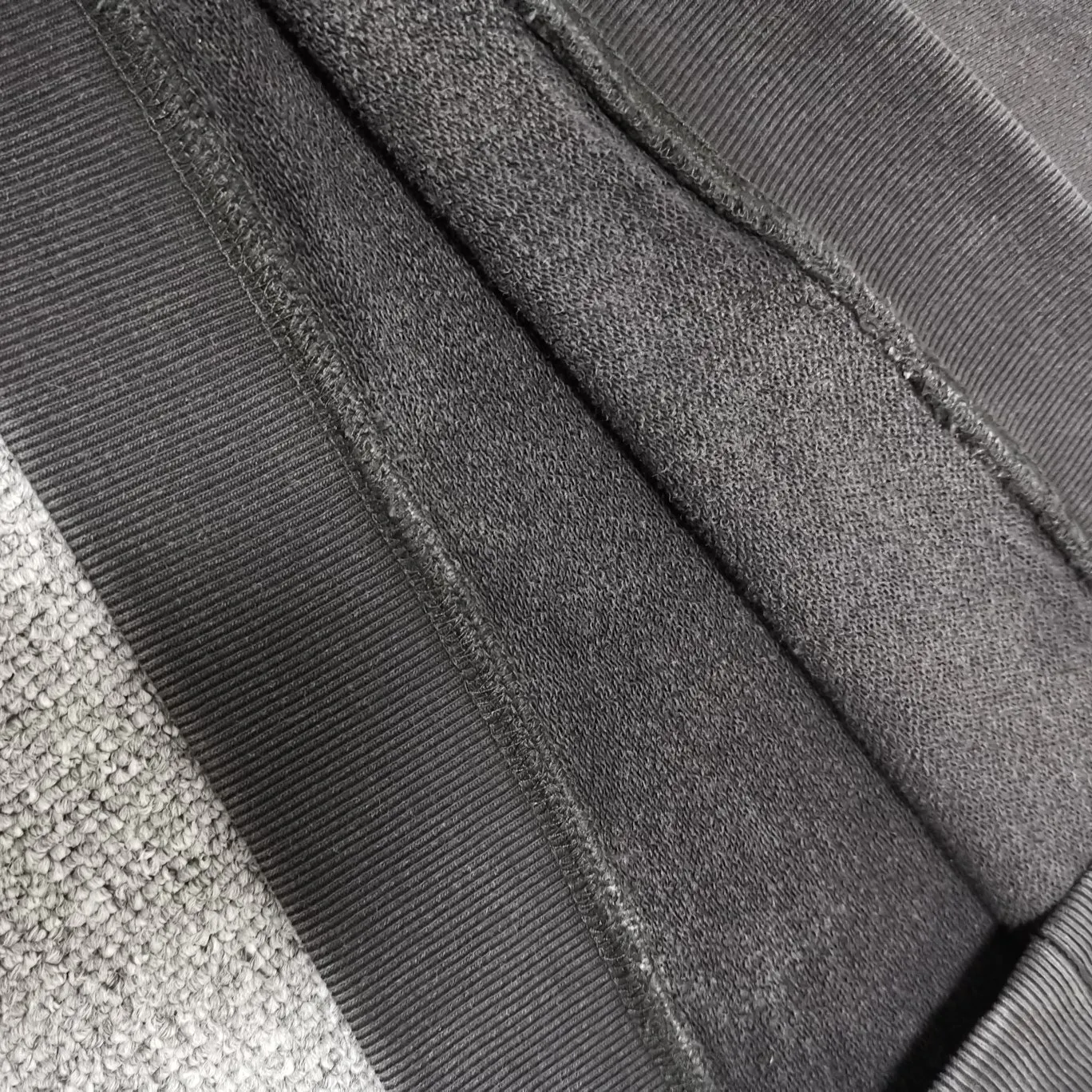 Additional details——Spring and autumn BALENCIAGA new tape letter printing male and female couple stars the same style pure cotton hoodie hooded sweatshirt Made of 26-count double-yarn plain weave David's clothing, with a fish pattern bottom weighing 420 grams, 21-count double-yarn flat knitting ribs, the fabric is washed and cut to eliminate lint, 100% cotton resin cap cord, imported loom, custom-woven and dyed fabric, the yarn is 18SJC, custom-dyed threaded cap cord, front and rear webs The board is hand-printed, precision mesh is used to make the stencil, and imported environmentally friendly slurry is scraped. The letters are clearly restored, and the spacing between letters is all in line with the original version. The font size is consistent with the original version, and the comparison code number ratio is increased and enlarged. The letters are strictly aligned, and the spacing ratio and three-dimensional sense are highly restored. The printing has no burrs. Basically, the color difference is minimized to be infinitely close. The printing is transparent and has no burrs. The yarn is made of 18SJC and imported oil-proof treated thread, so there will be no oil stains. The car is an imported car with a silver sword and a knife, which does not eat the cloth and leaves no cloth. The sewing machine needle uses a No. 9 round-head needle, which does not cause any oil stains. The fibers of the fabric are punctured without breaking. The threading density is 3CM/14 needles. It is tight and not loose or sparse. The double-layer stitching of the back collar is firm and tight. The double-chain threading of the shoulders is tight. The hem is tightened. The fabric is full of drape. The pattern is consistent. From the dyeing to the process, the color and positioning are completely matched. Three standards for customized accessories. Size: XS-L Color: Washed Black P:450