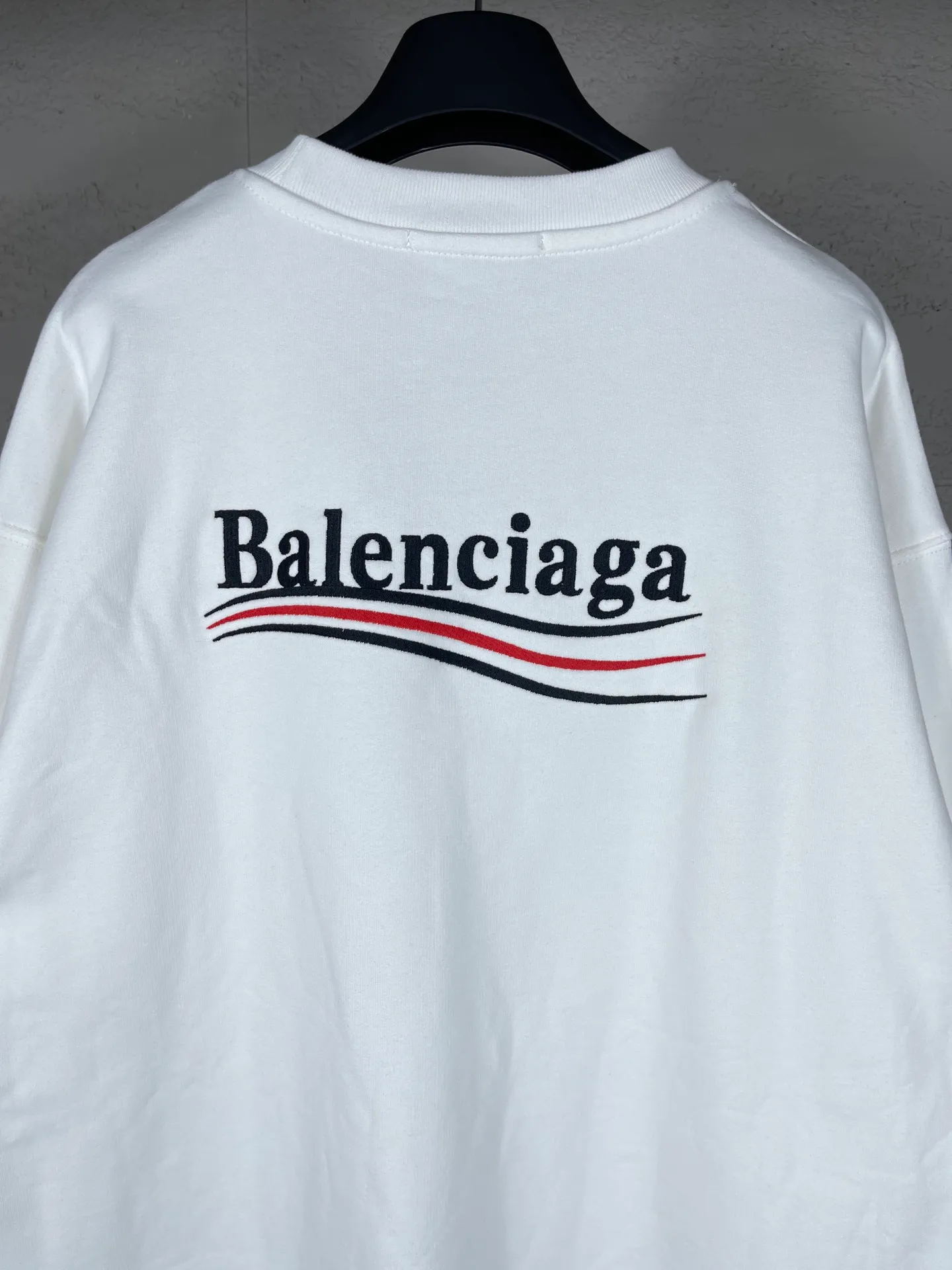 🅿️240 real photos [Top version. Official website quality] BALENCI*GA/Paris #classic style. Coke embroidered round neck sweatshirt. The fabric is made of Paris ZP custom-woven and dyed cotton sweatshirt. The weight is 450 grams. The cloth surface is clean. The cloth pattern is clear, soft and comfortable. The threads are dyed with no color difference. The classic pattern embroidery uses an imported embroidery machine, and the embroidery thread color is embroidered according to the original color. It is produced according to the pictures in the Jubie market. The letters are clear. The three-dimensional effect is strong. The version adopts the OS loose shoulder version. The same style for men and women. Coding: BL235565 Color: black, white, dark gray, blue, off-white Size: XS S M L