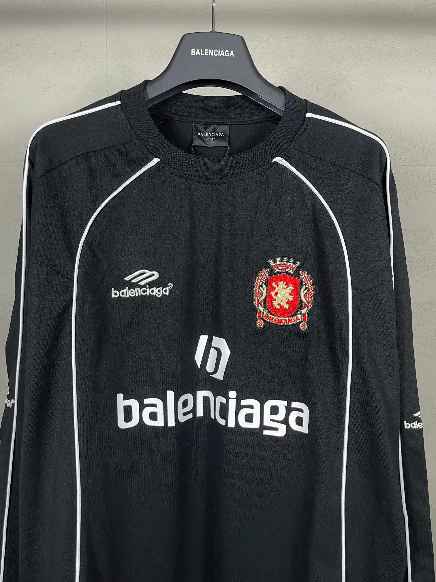 🅿️300 real photos [Top version. Official website quality] BALENCI*GA/Paris new model. Co-branded football sportswear LOGO embroidered printed long-sleeved T-shirt # The whole piece of clothing is stitched with multiple stitching edges. The craftsmanship is extremely complex and the market currency is very different. Welcome to compare 🆚. The fabric is made of Paris ZP custom-woven and dyed cotton double yarn. Weighing 260 grams, the cloth surface is clean. The cloth pattern is clear, soft and comfortable. The threads are dyed with no color difference. The classic pattern embroidery is embroidered by Tajima imported embroidery machine, and the printing uses imported glue. The letters are clear, three-dimensional and without burrs. Jubie market produces pictures based on pictures. Welcome to compare. The version adopts OS loose shoulder design. Same style for men and women. Code: BL225036 Color: black, white, pink, red, fluorescent yellow Size: XS S M L