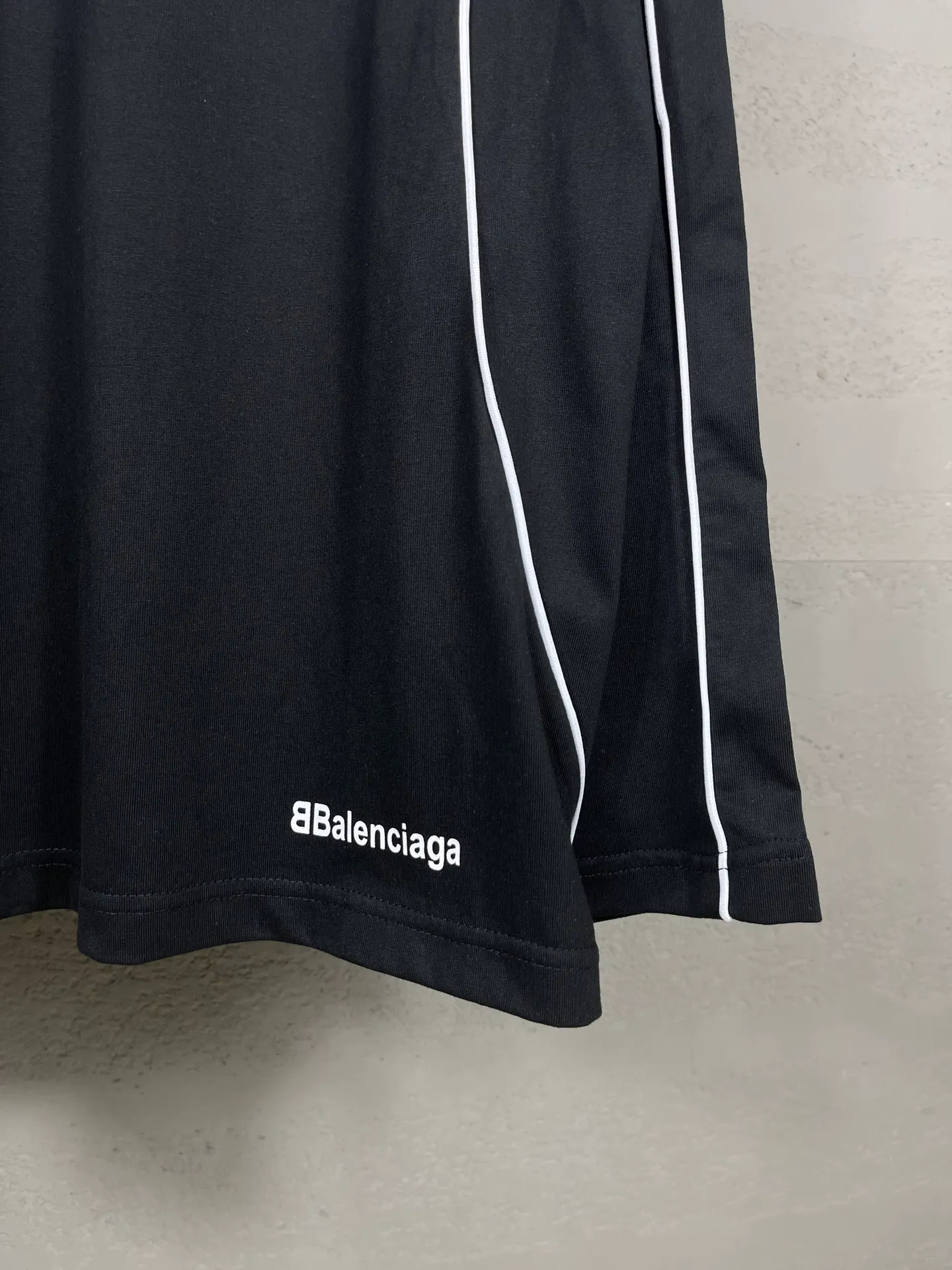 🅿️300 real photos [Top version. Official website quality] BALENCI*GA/Paris new model. Co-branded football sportswear LOGO embroidered printed long-sleeved T-shirt # The whole piece of clothing is stitched with multiple stitching edges. The craftsmanship is extremely complex and the market currency is very different. Welcome to compare 🆚. The fabric is made of Paris ZP custom-woven and dyed cotton double yarn. Weighing 260 grams, the cloth surface is clean. The cloth pattern is clear, soft and comfortable. The threads are dyed with no color difference. The classic pattern embroidery is embroidered by Tajima imported embroidery machine, and the printing uses imported glue. The letters are clear, three-dimensional and without burrs. Jubie market produces pictures based on pictures. Welcome to compare. The version adopts OS loose shoulder design. Same style for men and women. Code: BL225036 Color: black, white, pink, red, fluorescent yellow Size: XS S M L