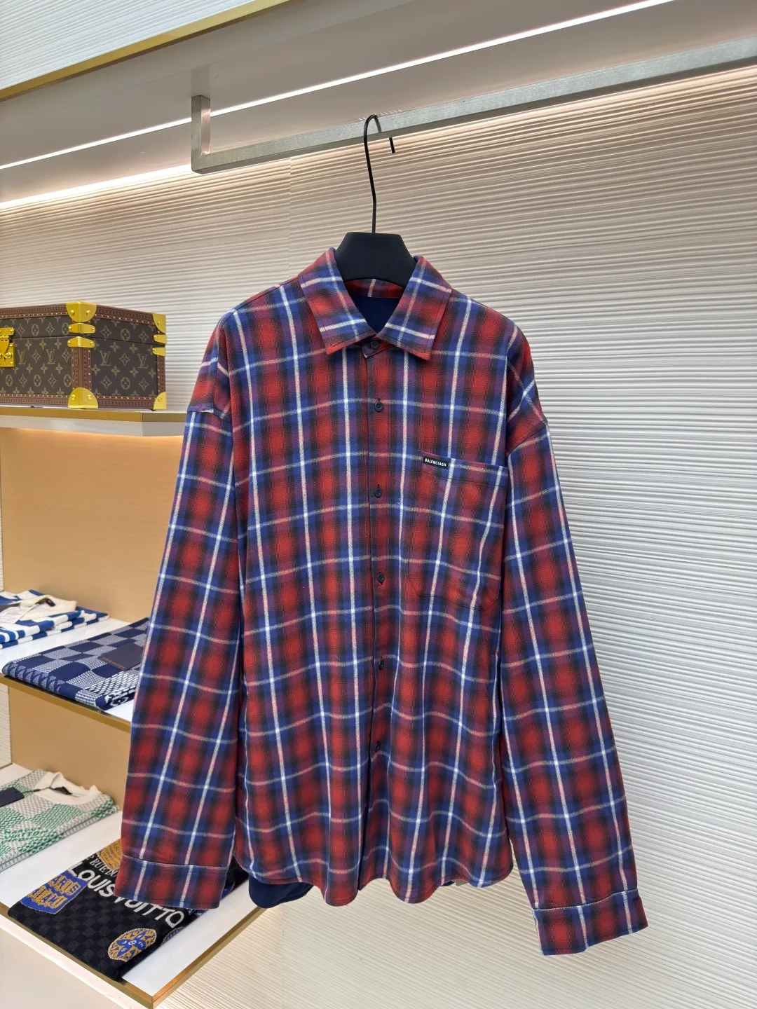 Balenciaga plaid double-layer shirt jacket ●Authentic product: Purchased and developed for 17000 ●Item number: 1680081-B90 ●Fabric: exclusive cotton rhyme plaid fabric ●Technology: made on positioning cutting machine ●Version: fitted version ●Weight: about 1070 grams ●Size: 1-2-3-4 ●Description: Customized 1:1 exclusive cotton rhyme plaid fabric Customized high-end velvet wash water orchid sweatshirt material Clear texture and full texture Comfortable and close to the skin. The classic red and blue plaid is the main tone. The flowing artistic sense. The chest is embellished with Balenciaga patches to highlight the unique charm of the brand. You are in an unparalleled visual feast. The red and blue pattern draws a new chapter in fashion. Infrared positioning cutting machine achieves precise positioning of materials through infrared emitters and infrared receivers. The accuracy can reach the micron level, thereby meeting the effect of high-precision cutting of plaid alignment. The overall wiring is straight and delicate, the fabric is comfortable and soft, and the color is consistent without color difference. It can be matched with the same style to create a fashionable look and control various occasions. Customized accessories, complete with three standards, same style for men and women!